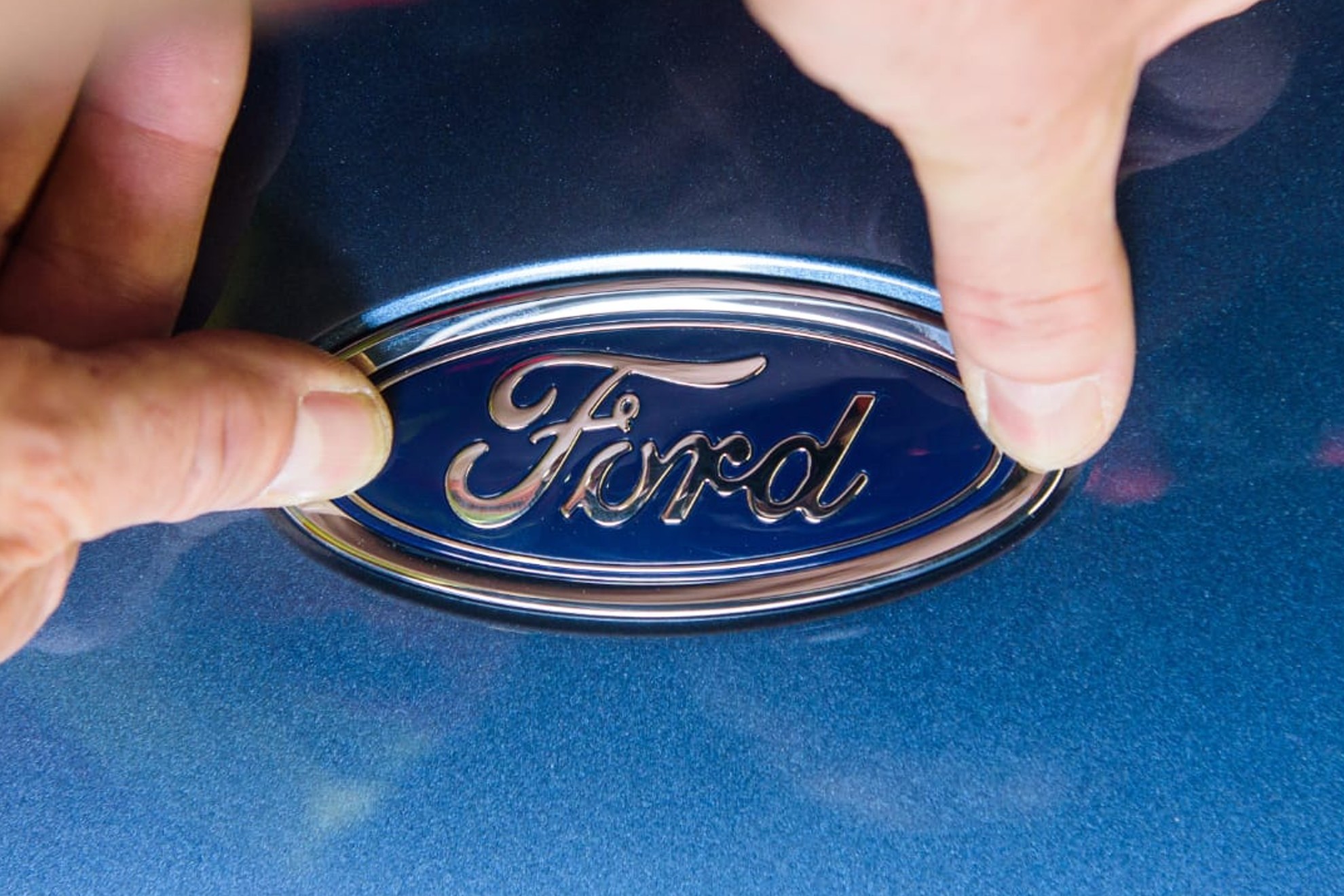 Un operario de Ford, rematando un modelo en sus más mínimos detalles. Foto: Ford