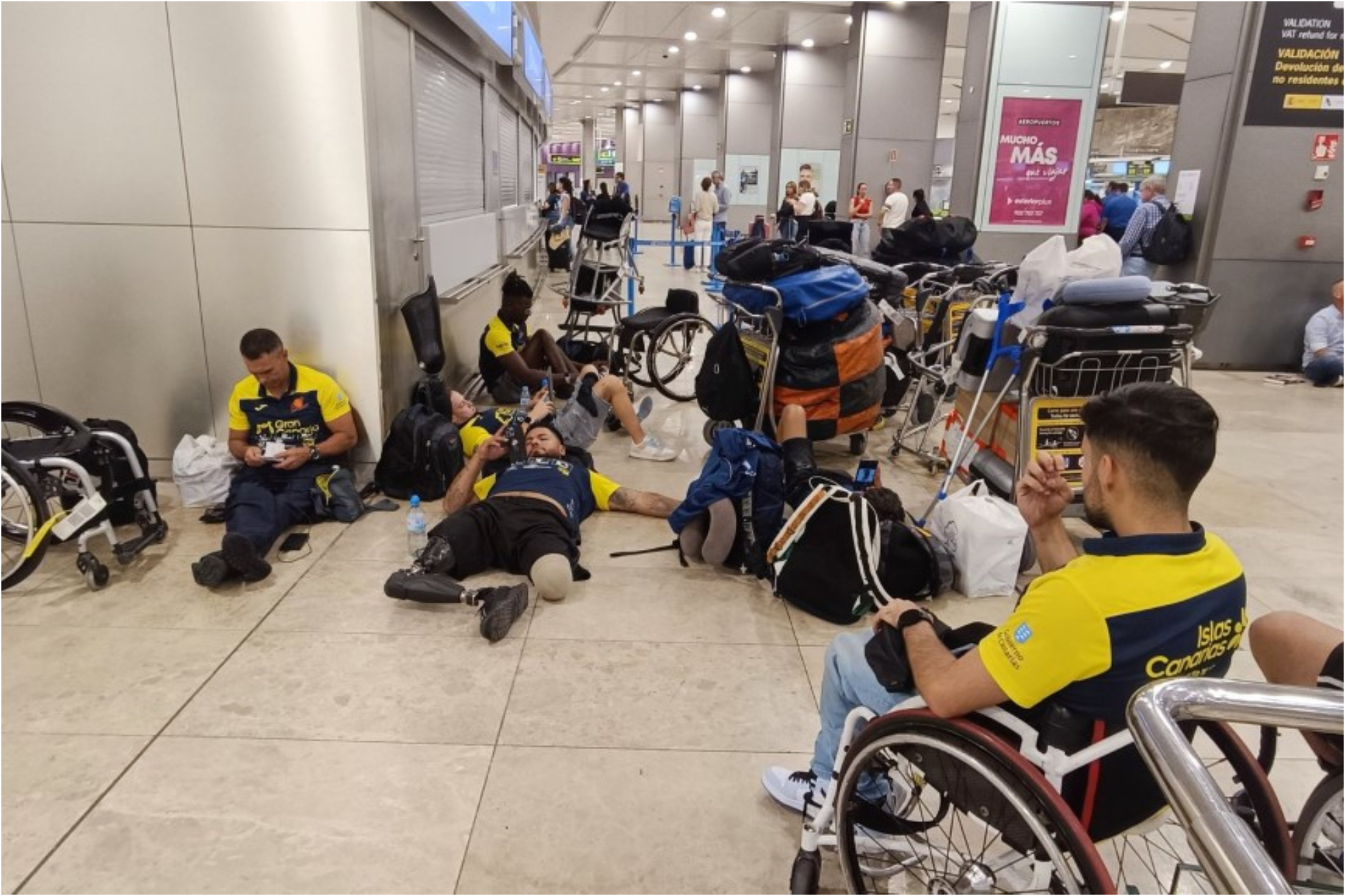 Los integrantes del Econy de baloncesto en silla de ruedas, en el aeropuerto.