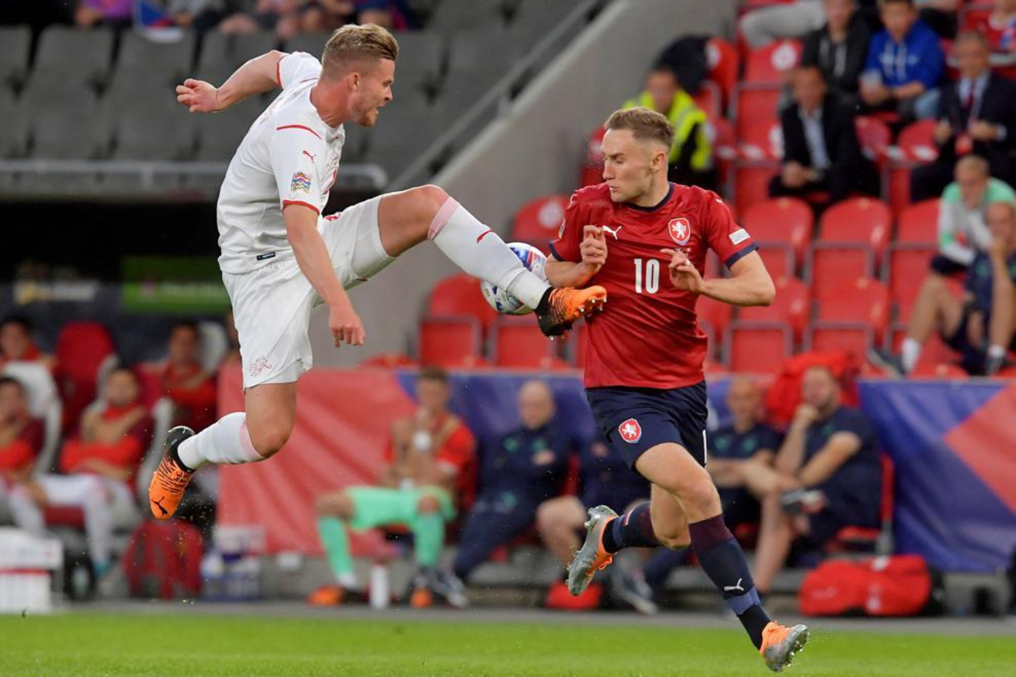Sommer detiene un penalti y evita el empate de la República Checa