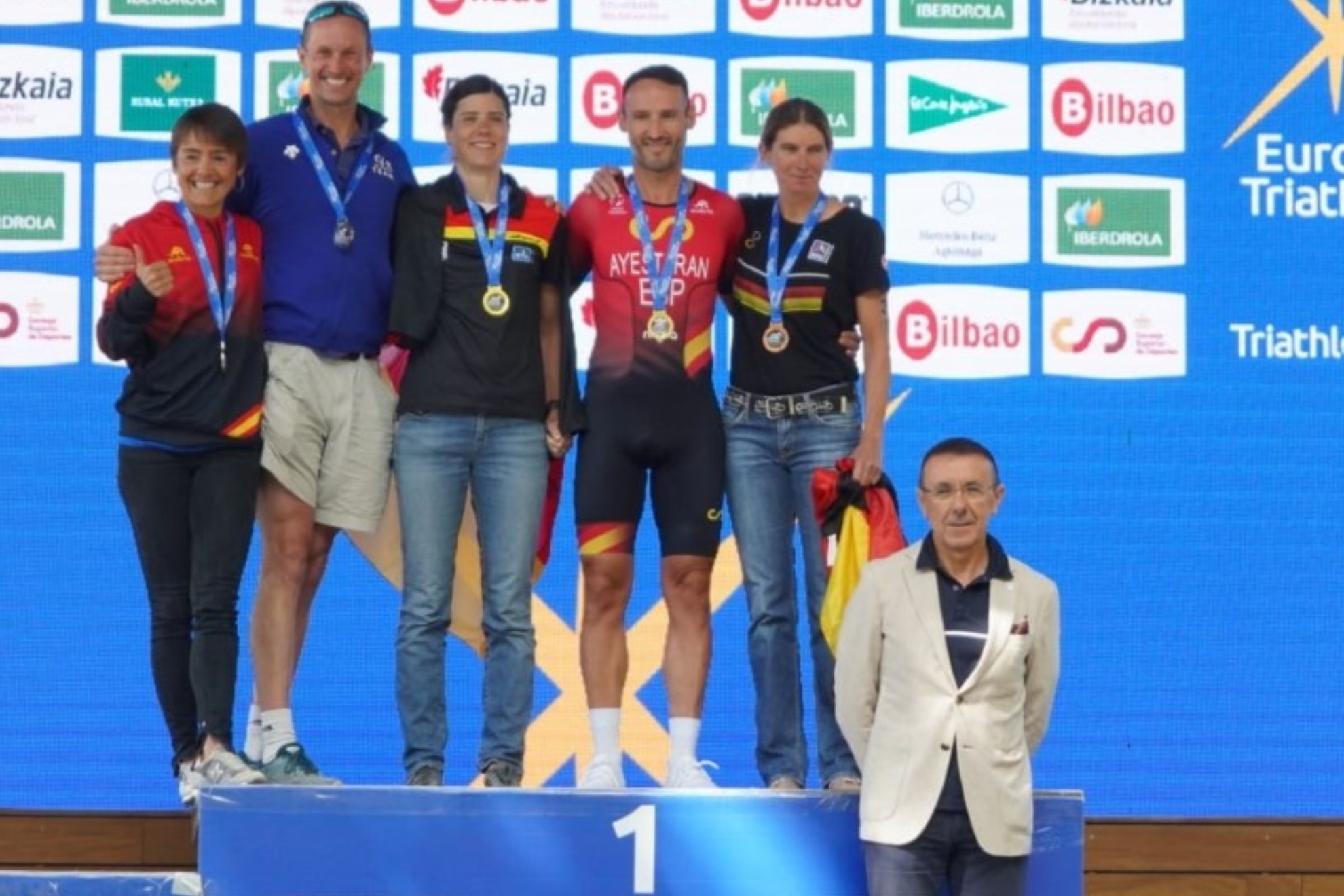 José Hidalgo, abajo a la derecha, junto a uno de los podios del Campeonato de Europa de Triatlón Multideporte Bilbao Bizkaia. Foto: FETRI / JCD Fotografía