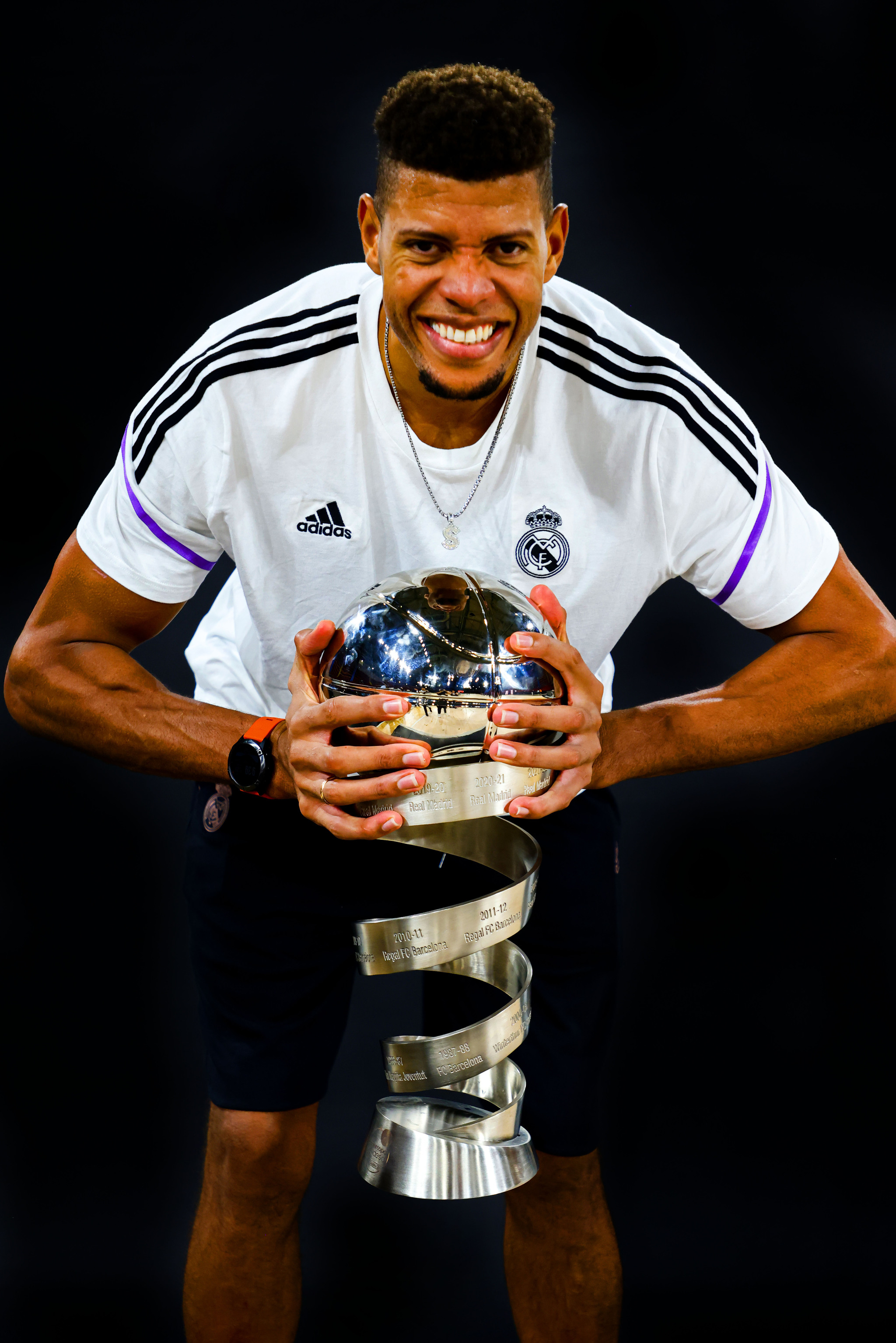 Walter Tavares, with the Endesa Super Cup trophy. ACB PHOTO