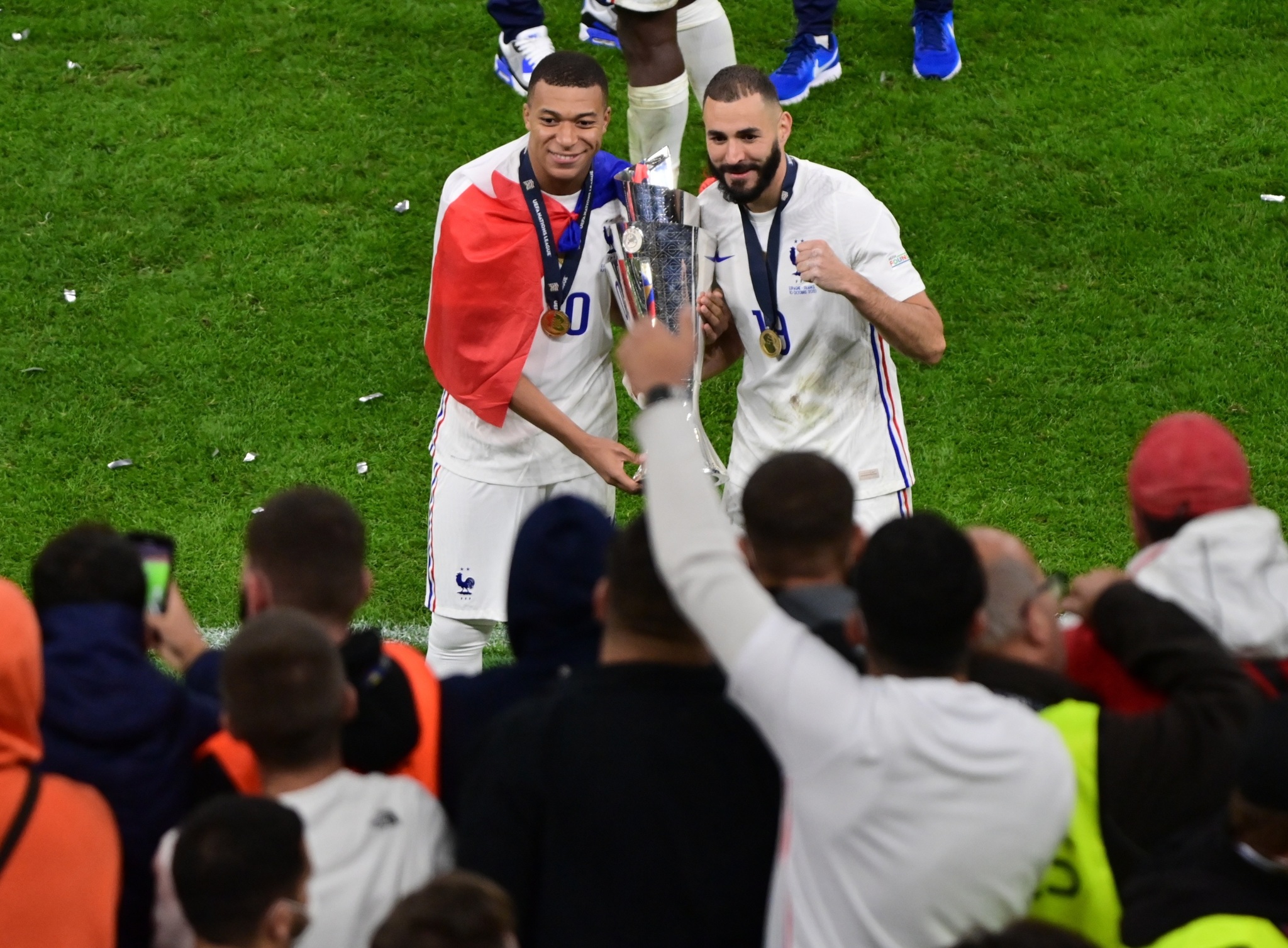 Mbappé y Benzema celebran la Nations League ganada.