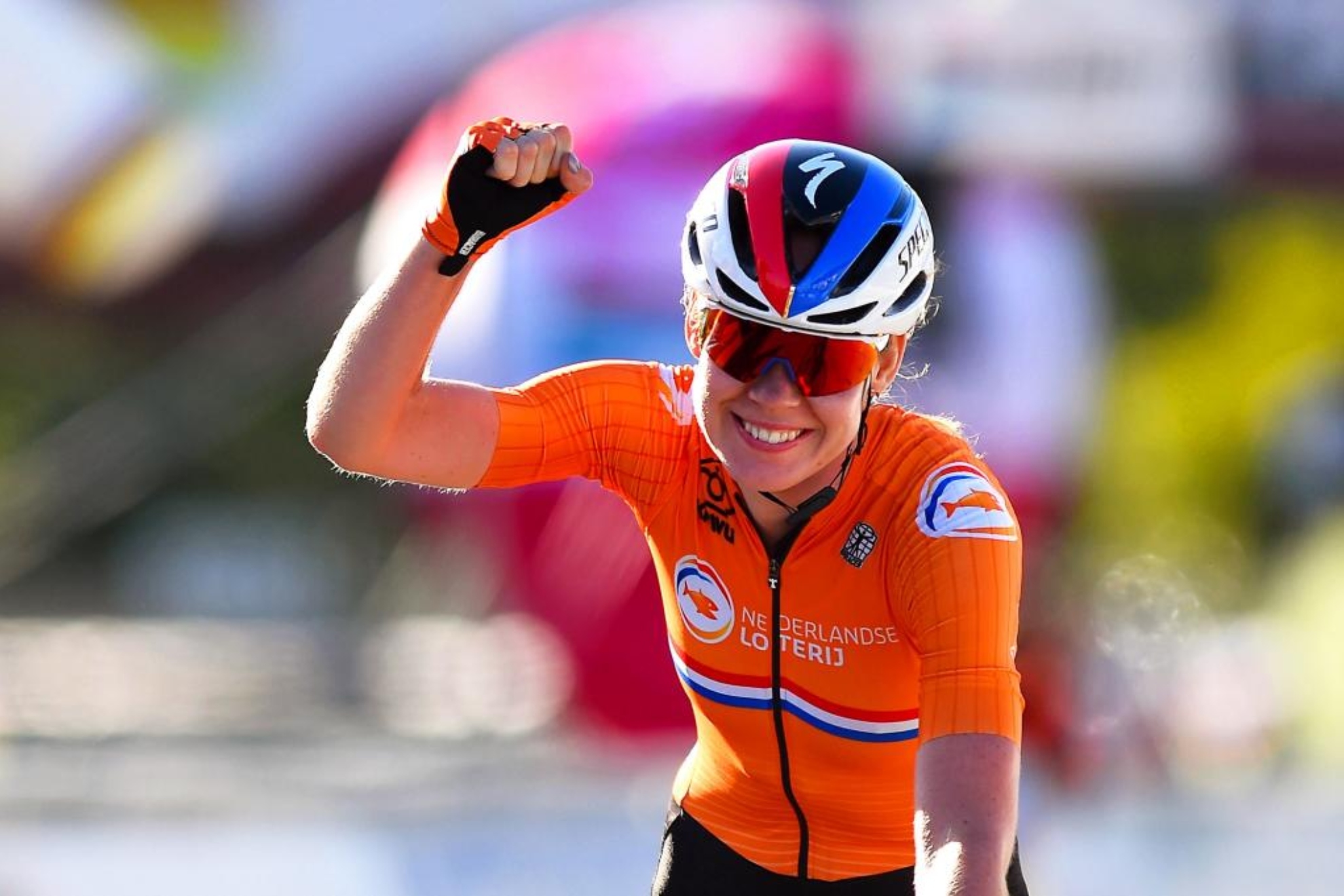Anna van der Breggen celebra su triunfo en el Mundial de ciclismo 2020.