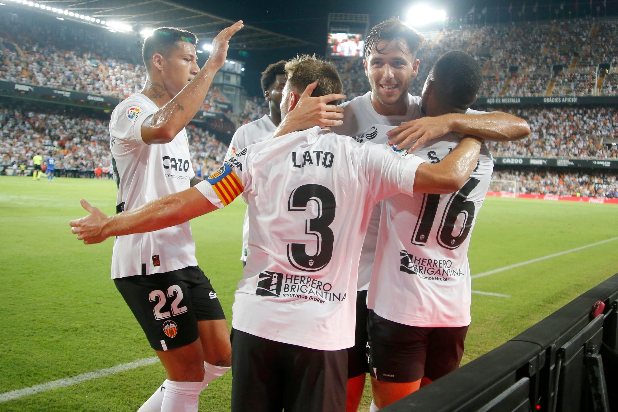 Jugadores del Valencia celebran un gol. | SANZ