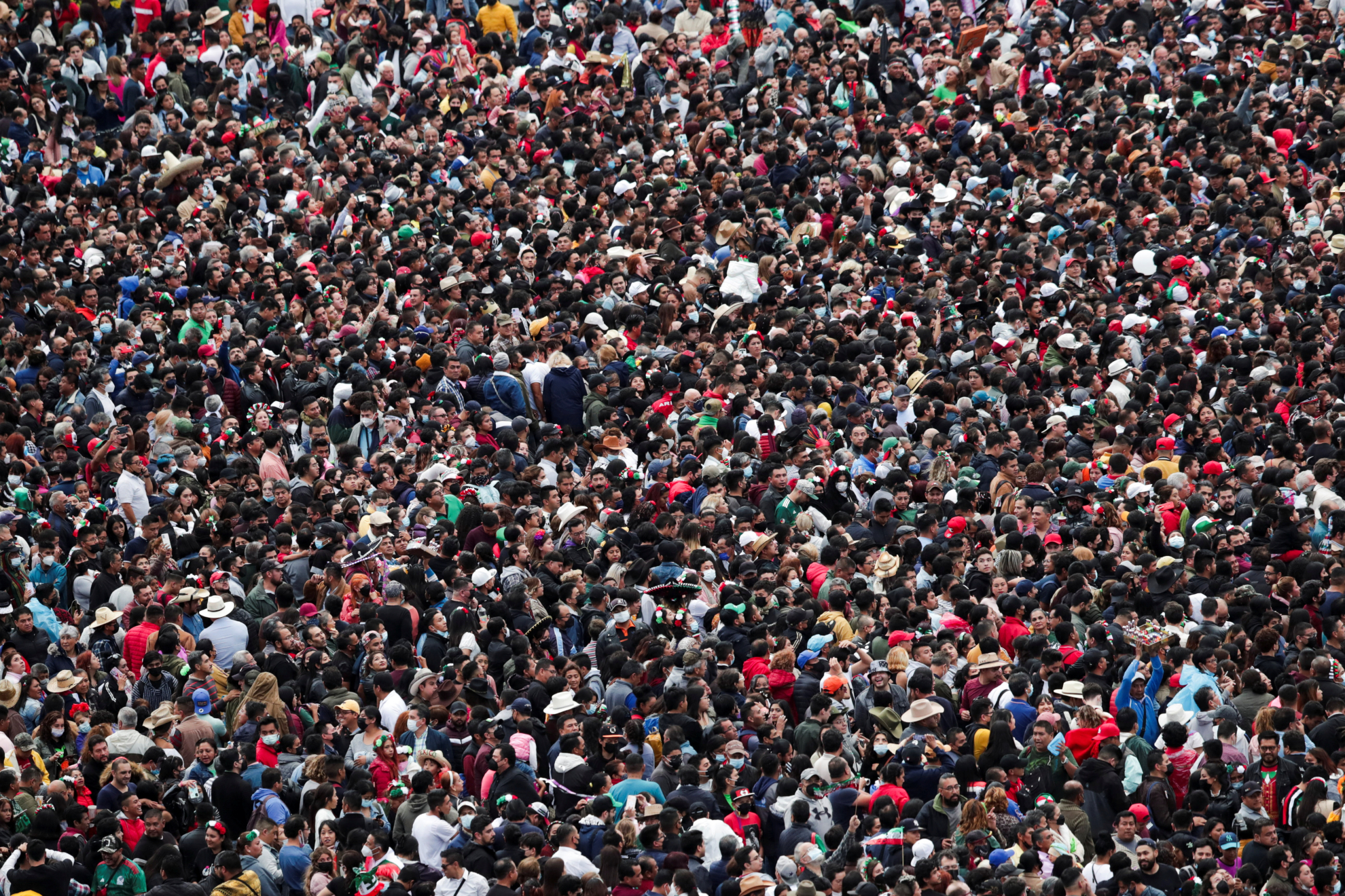Grupo Firme rompió récord de asistencia, acuden 280 mil personas al Zócalo para ver su concierto