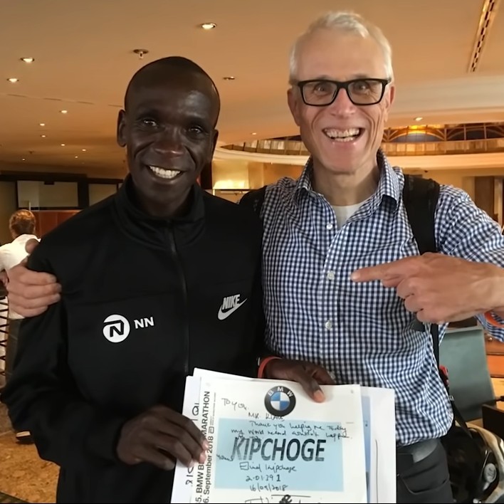 Eliud Kipchoge regaló a Klaus el dorsal del récord de 2018 / BMW Berlin Marathon