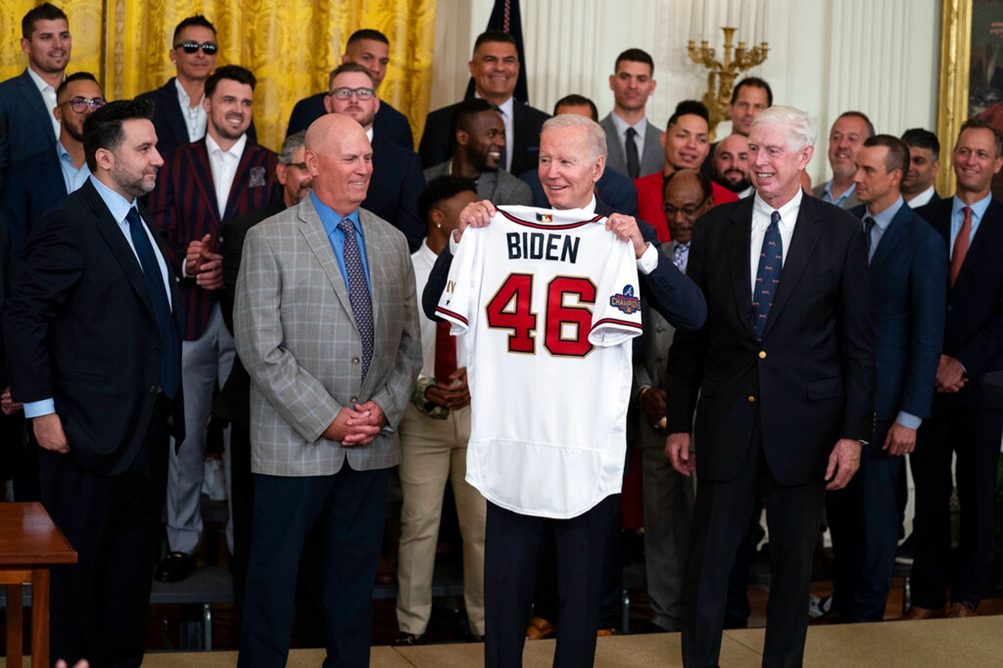 Joe Biden recuerda a Hank Aaron y los menospreciados en la visita de campeonato de los Atlanta Braves a la Casa Blanca | AP