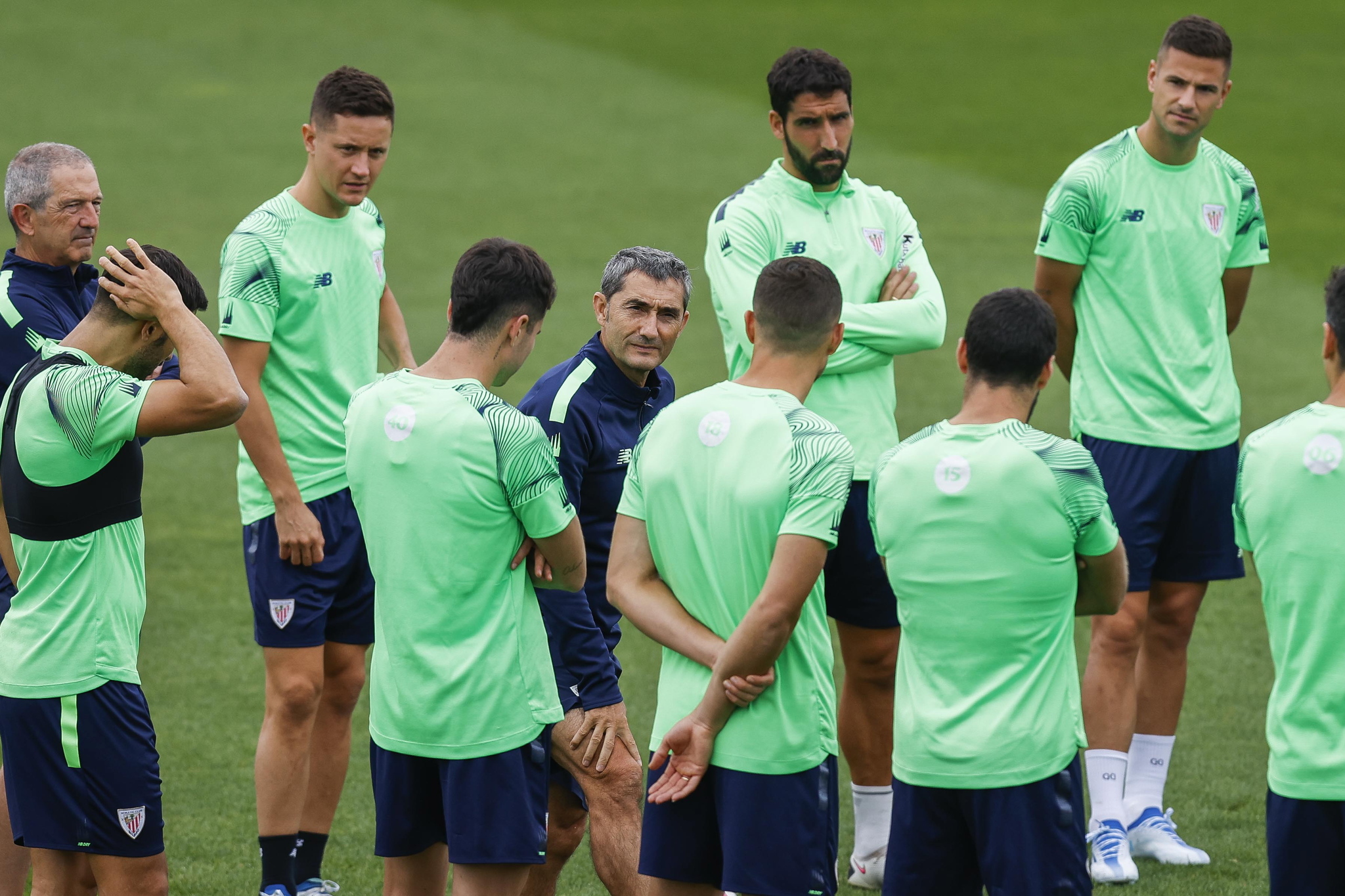 Valverde se dirige a sus jugadores antes de comenzar un entrenamiento en Lezama.
