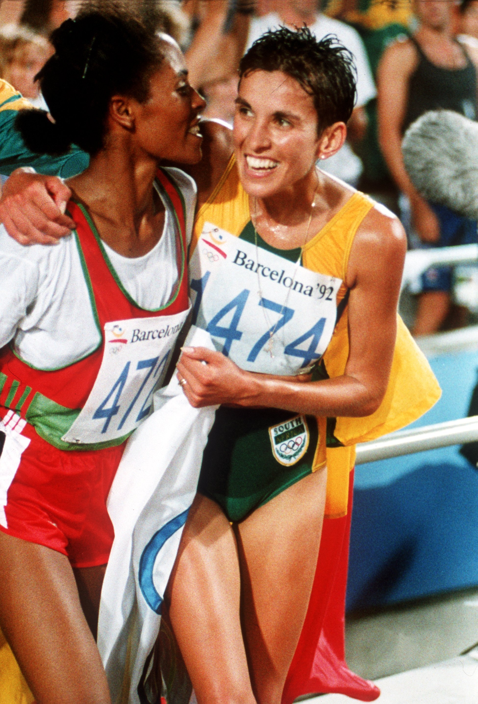 Derartu Tulu y Elana Mayer, abrazadas tras la final de los 10.000 metros de los Juegos de Barcelona / Getty Images