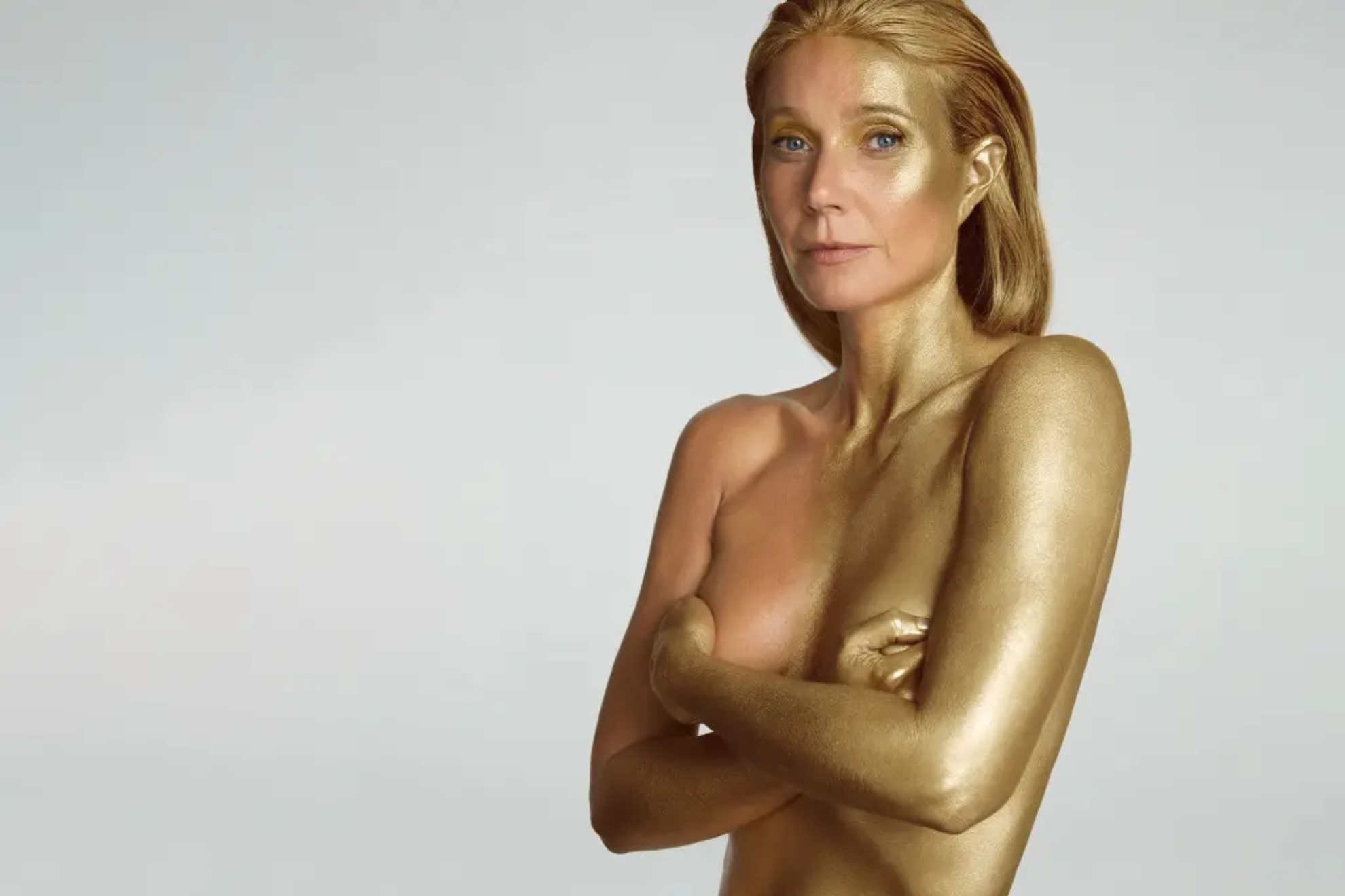 Gwyneth Paltrow posa desnuda y pintada de dorado en su 50 cumpleaños