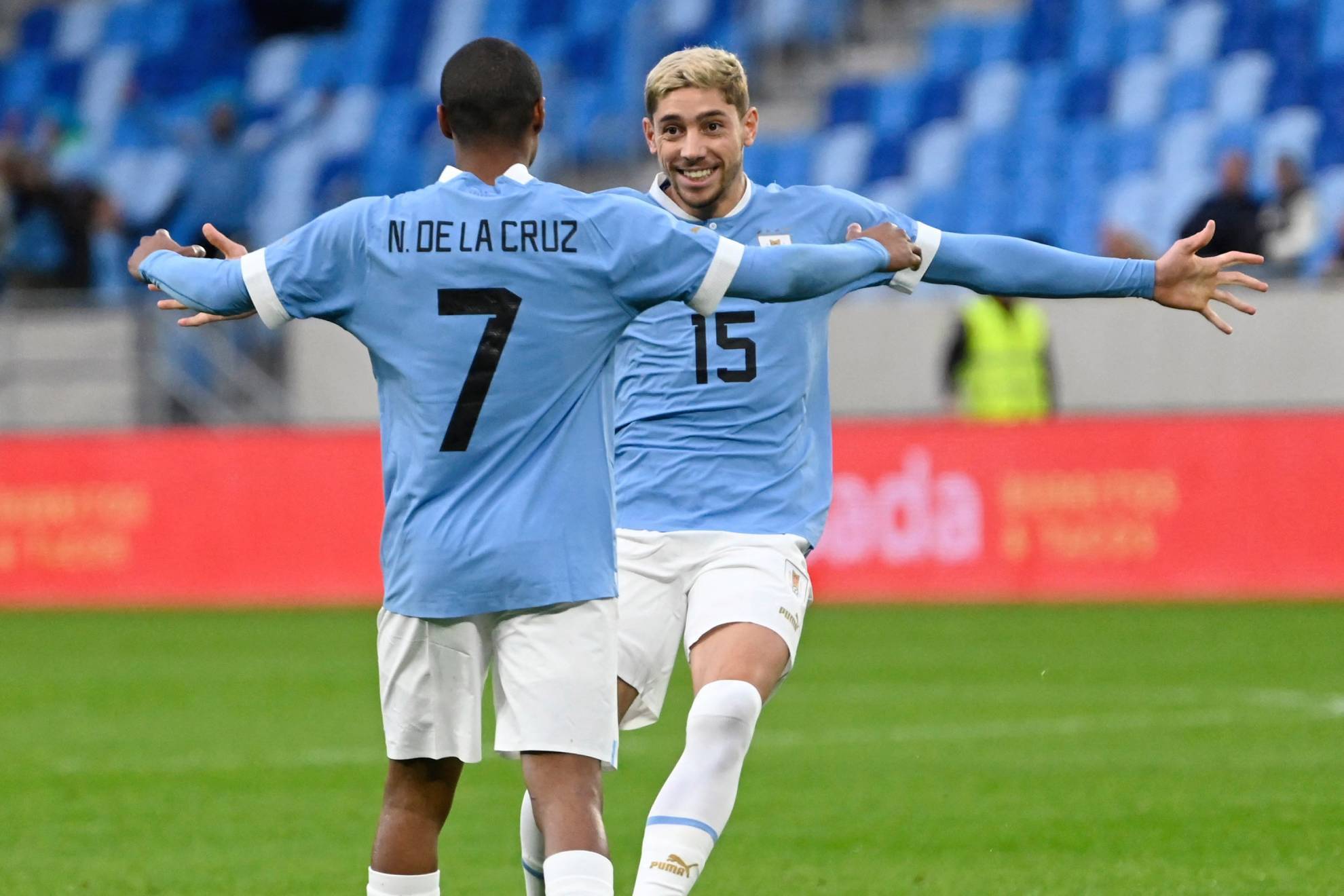 Nicolás de la Cruz celebra el primer gol de Uruguay | Reuters