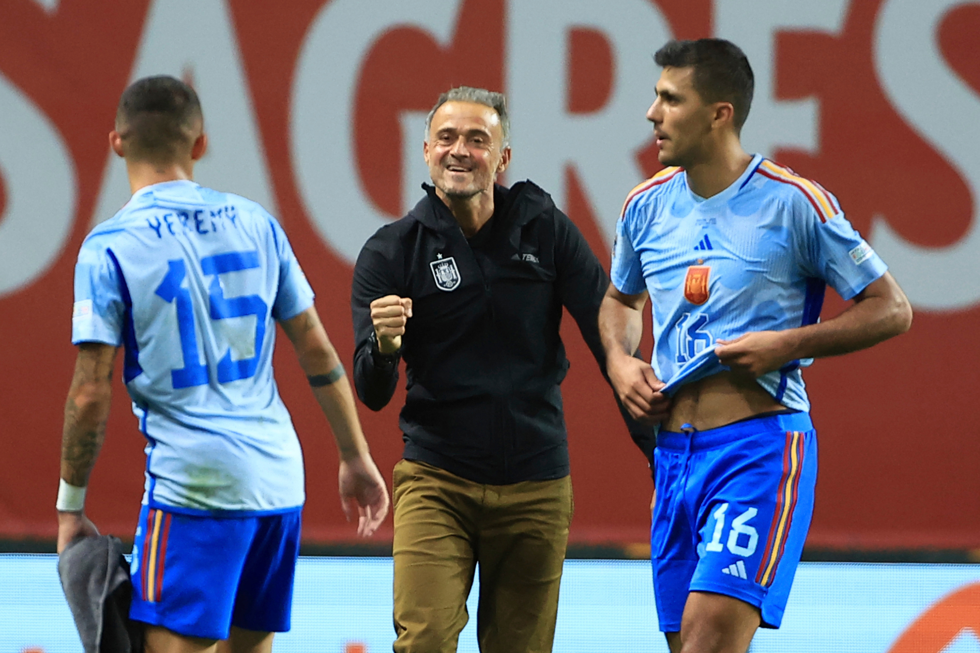Luis Enrique celebra la victoria ante Portugal junto a Rodri y Yéremy. / AP