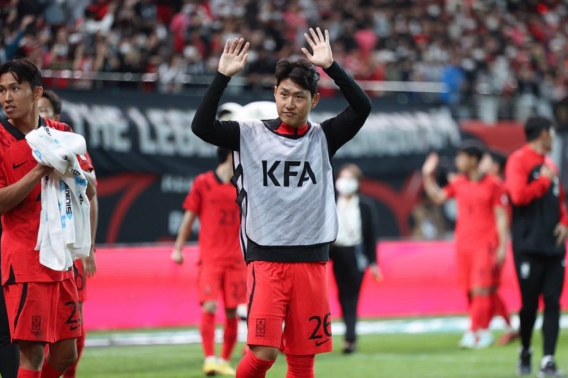 Kang In Lee saluda a los aficionados después del último partido de Corea del Sur.