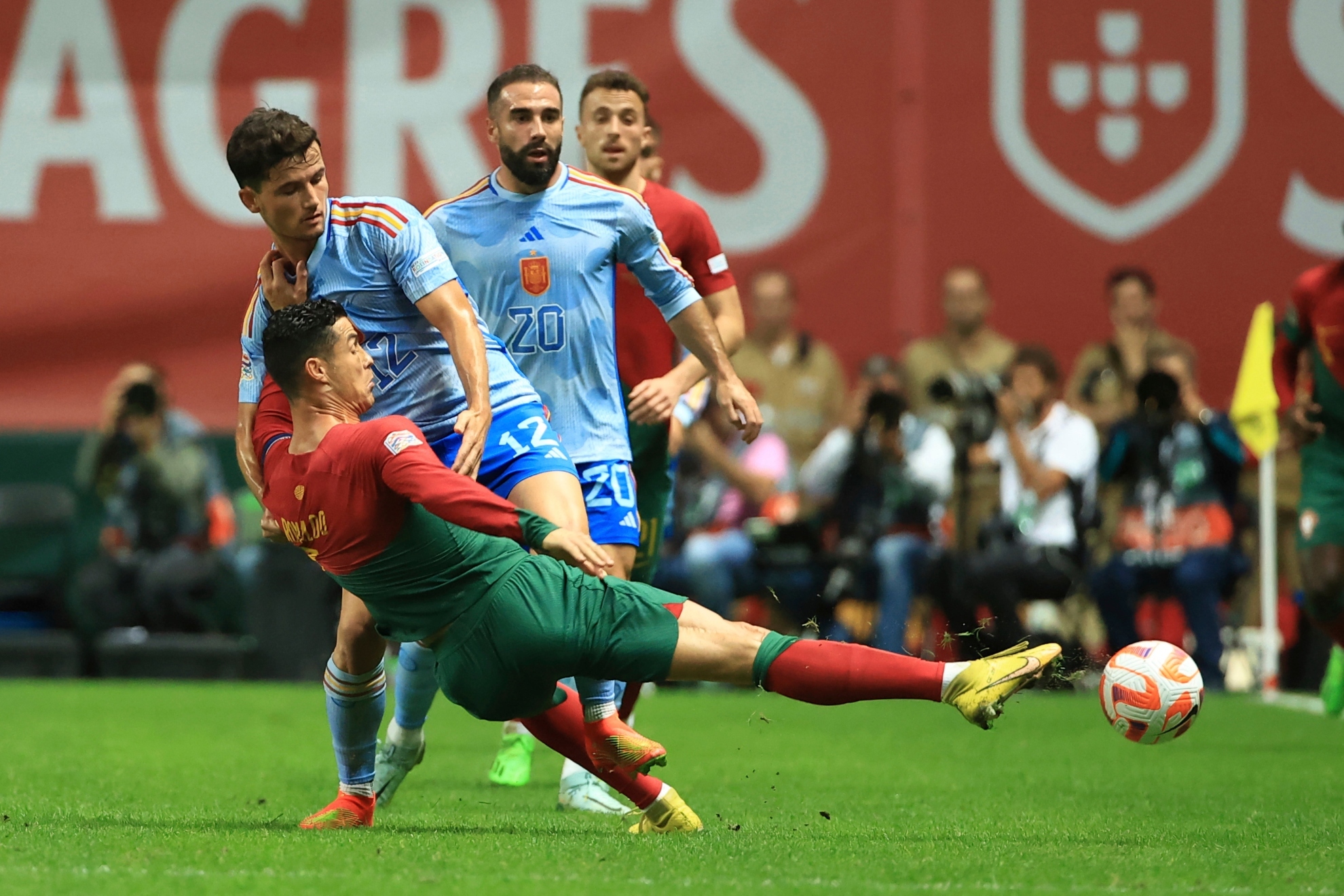 Guillamón ante Cristiano Ronaldo, en el partido contra Portugal |AP