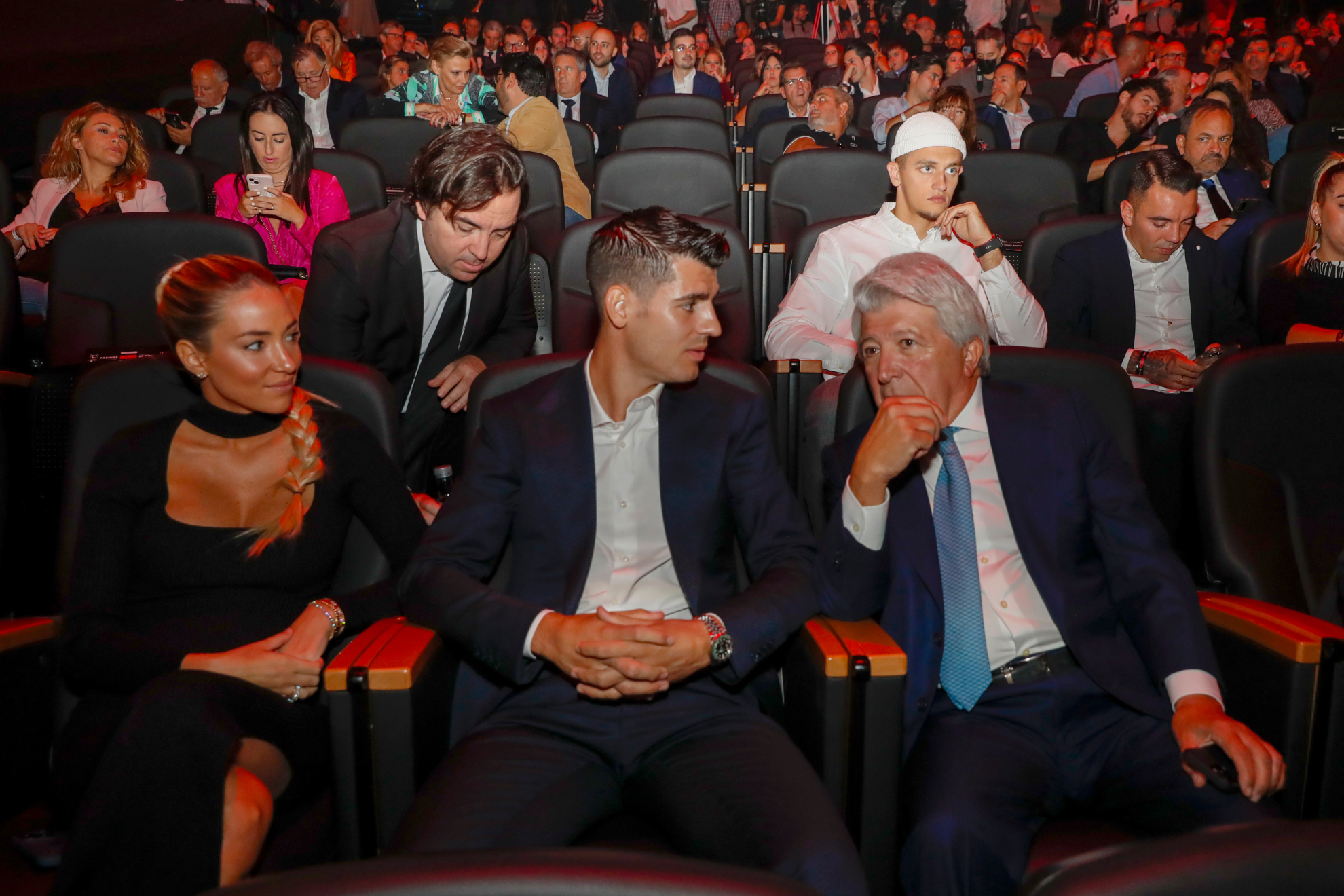 Álvaro Morata, en el centro, charla con Enrique Cerezo en la gala de los Premios MARCA. / PABLO MORENO