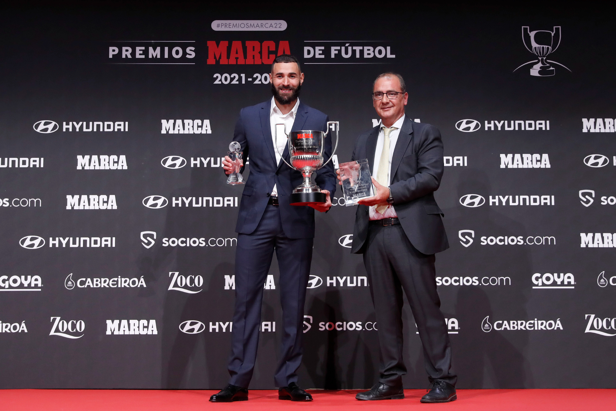 Benzema recibiendo los premios MARCA de parte de Juan Ignacio Gallardo / Pablo Moreno