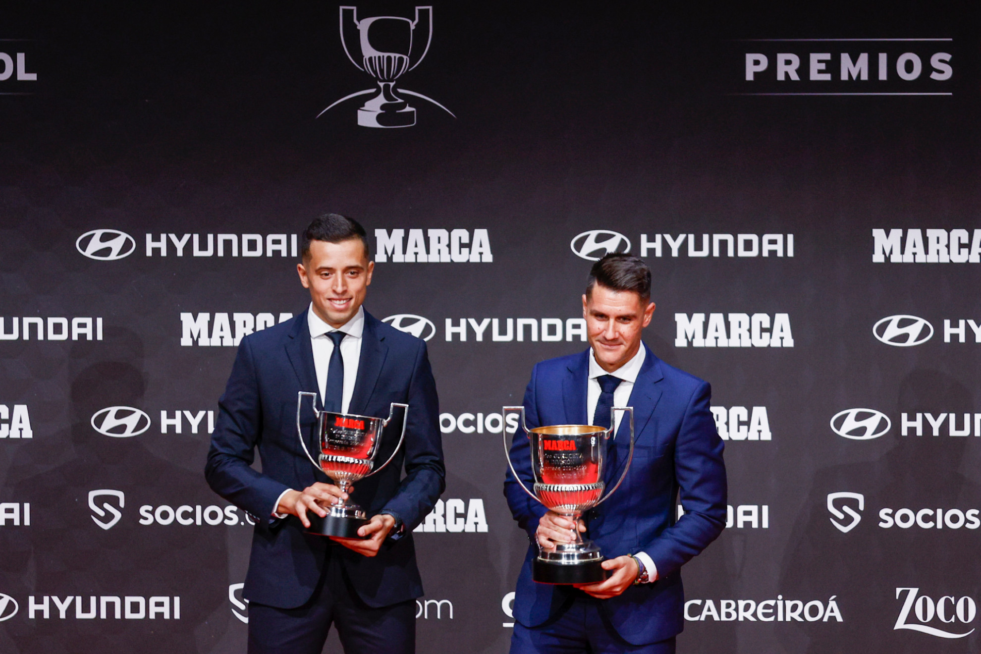 García Verdura (izquierda) y Ortiz Arias (derecha) con sus premios. / Pablo Moreno