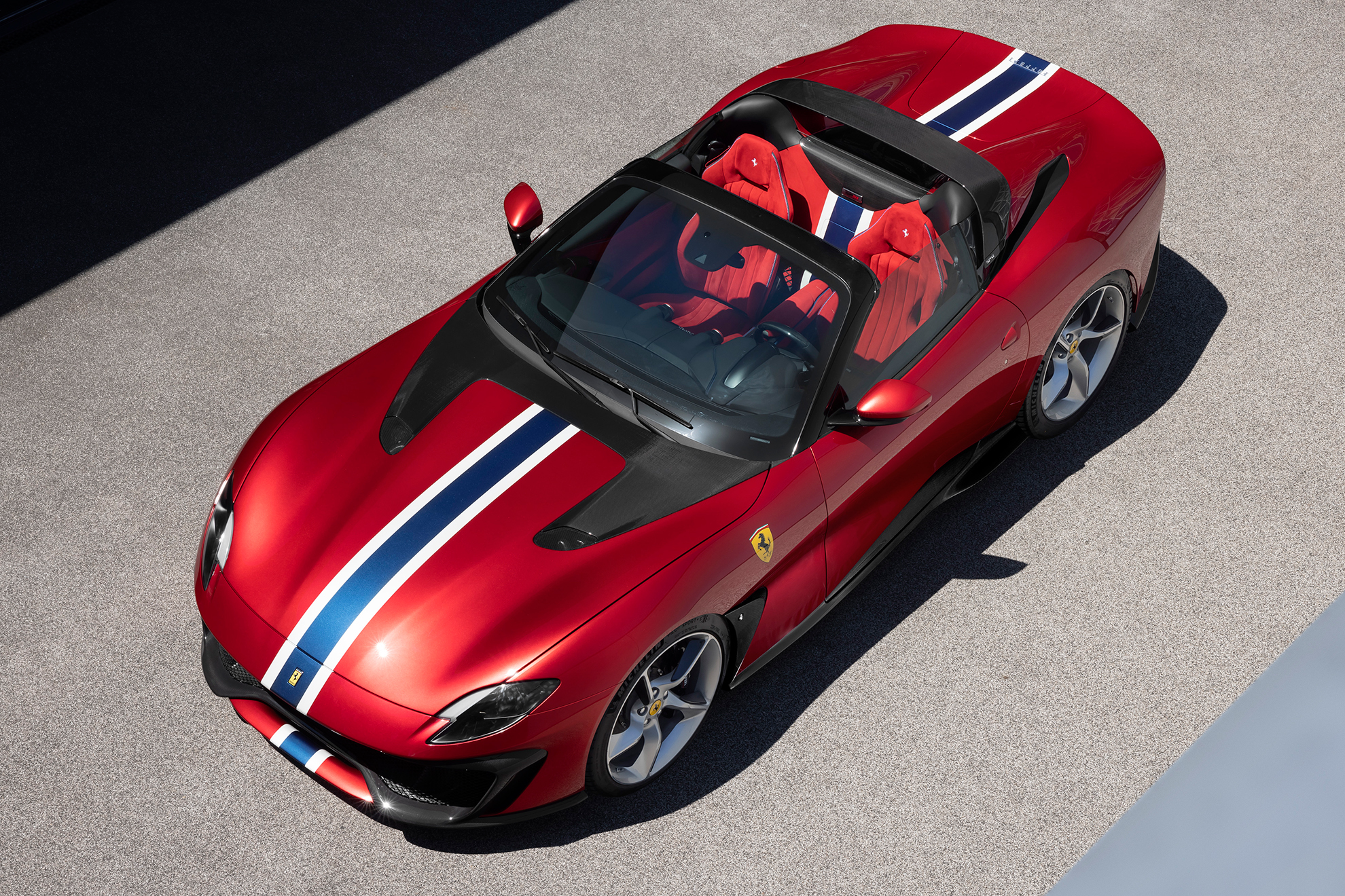 El coche mantiene la banda bicolor longitudinal también el interior. Foto: Ferrari.