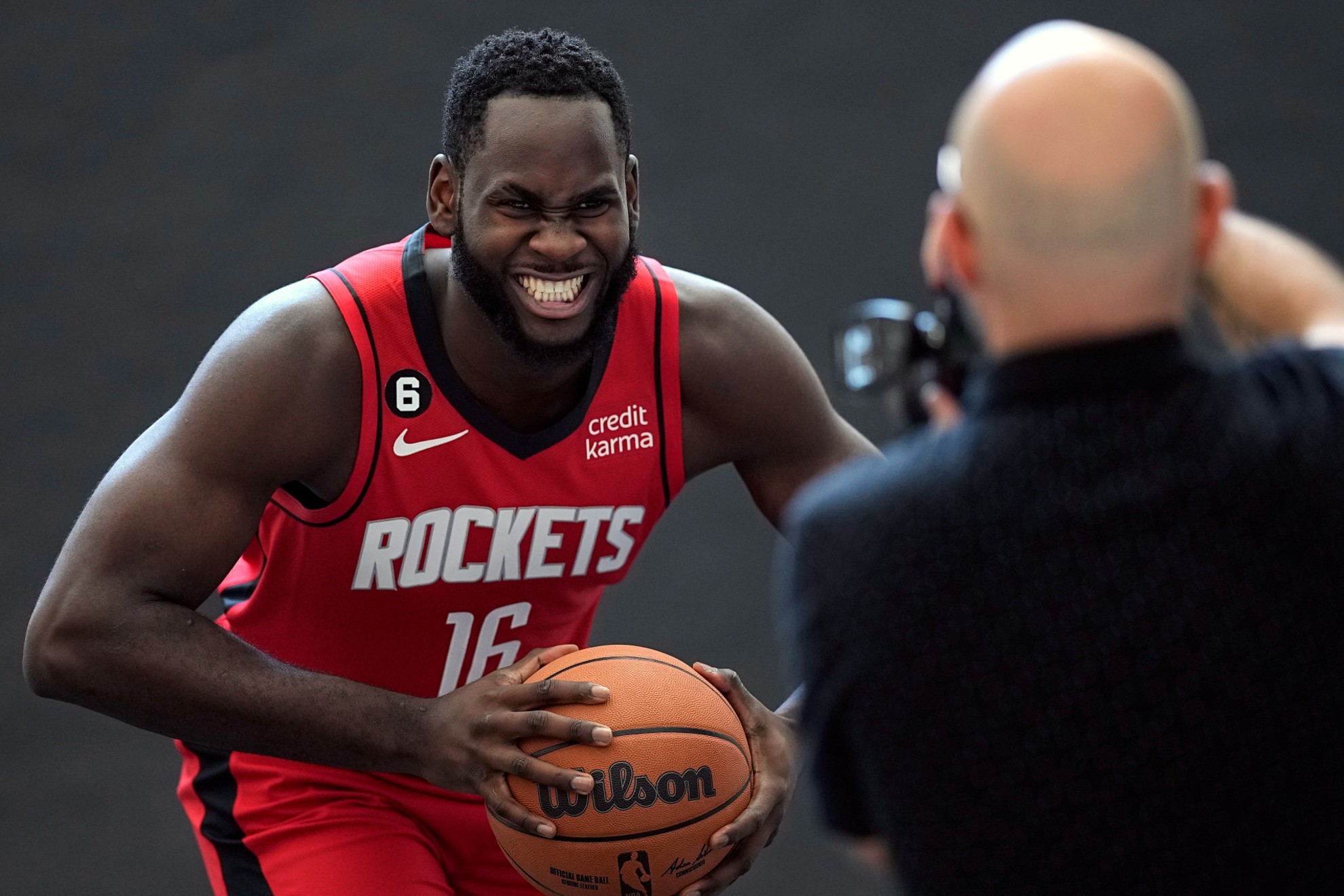 Garuba posa para un fotógrafo durante el Media Day de la NBA | AP