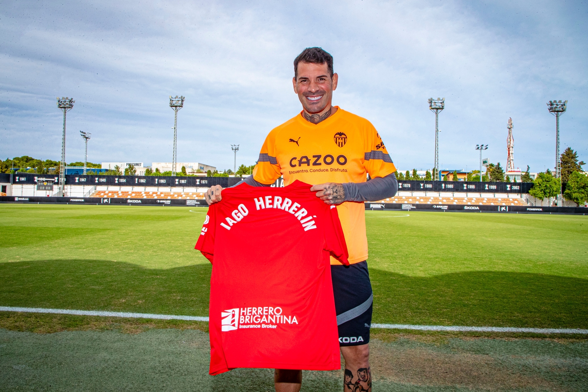Iago Herrerín posa con la camiseta del Valencia en Paterna. | LÁZARO VCF