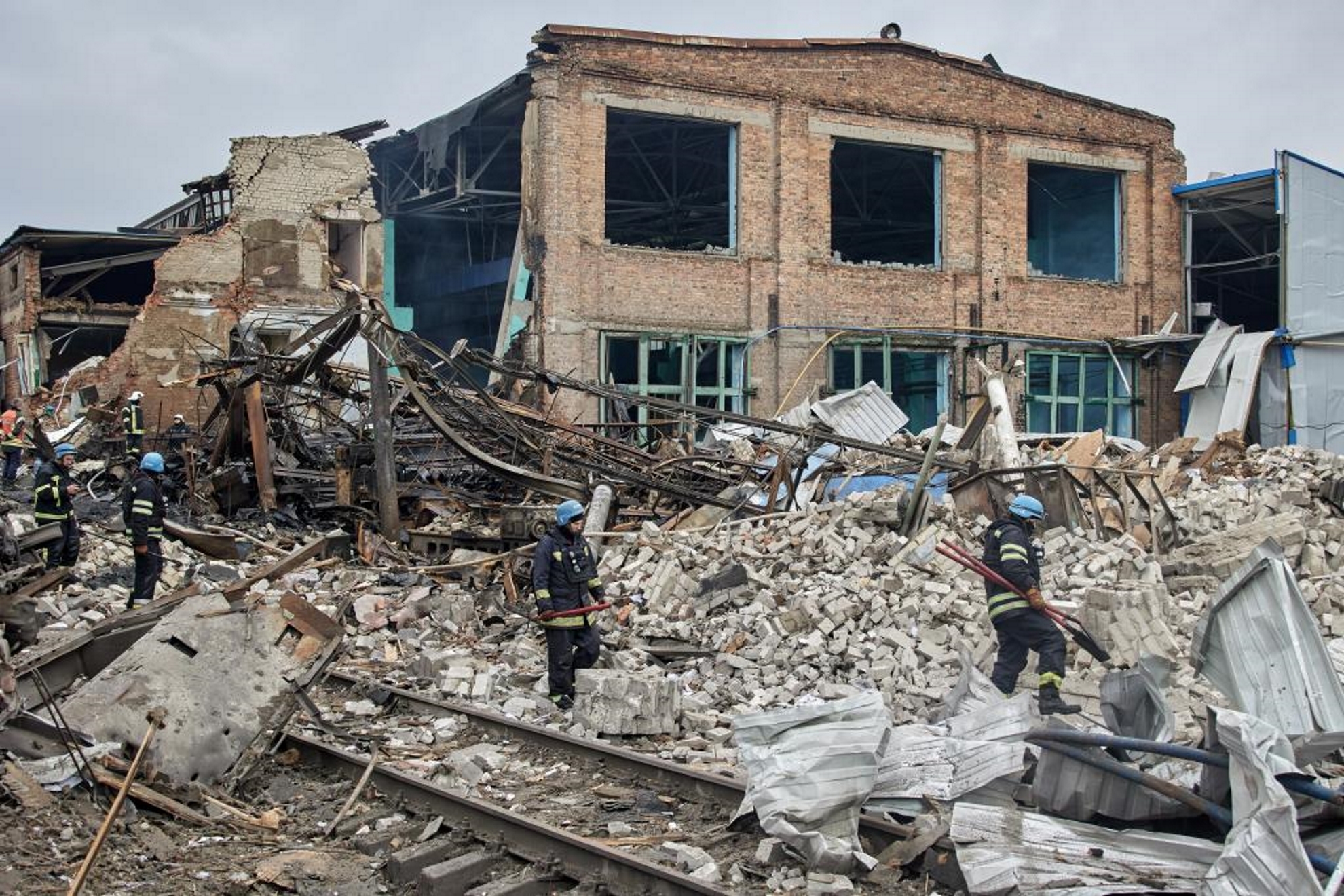 Los servicios de emergencia de Ucrania trabajan en una instalación ferroviaria destruida en Járkov.