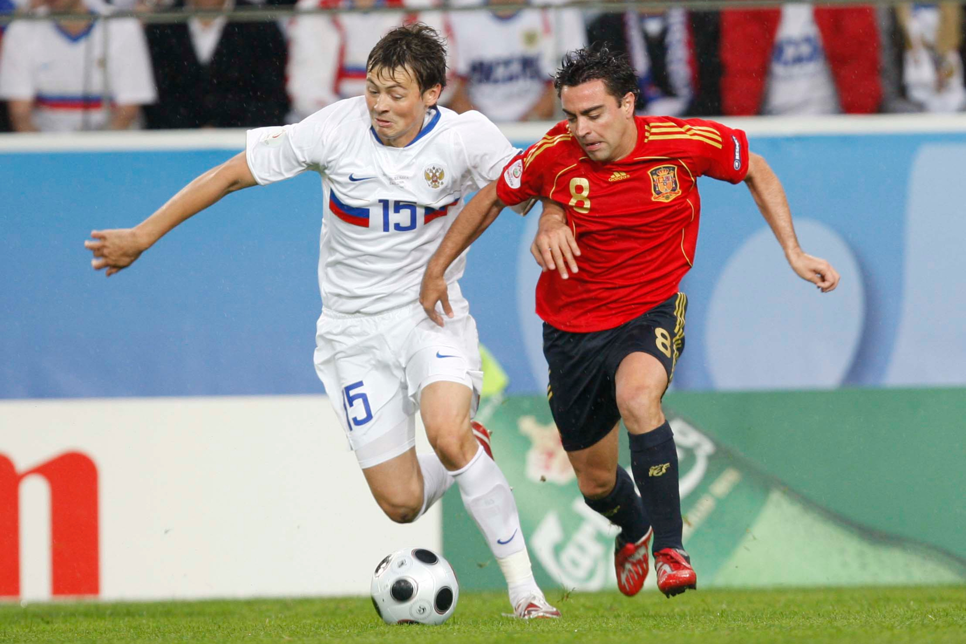 Bilyaletdinov lucha por una pelota con Xavi en la semifinal de la Eurocopa de 2008. / PABLO GARCÍA