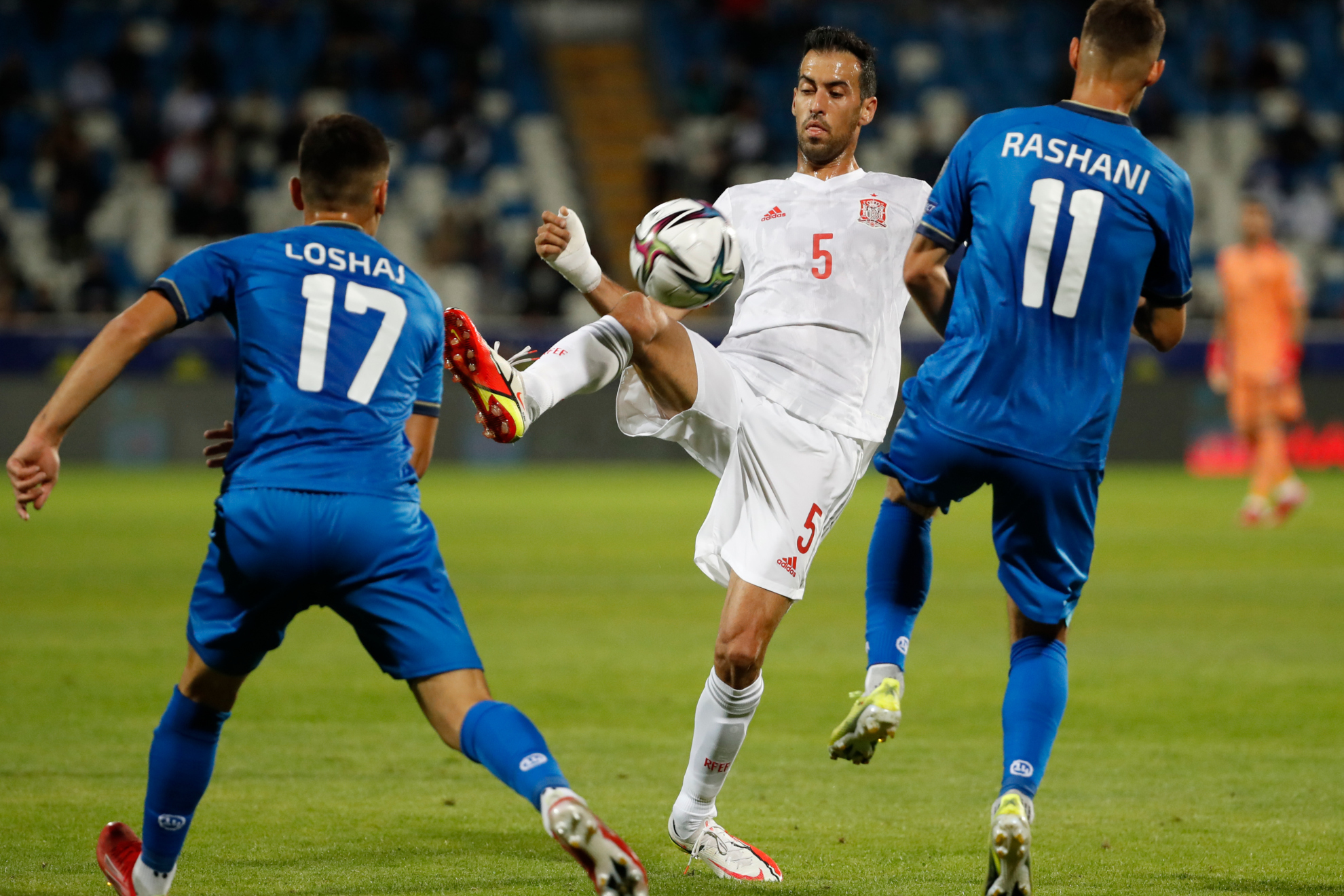 Busquets controla la pelota en uno de los partidos contra Kosovo en la clasificación para el Mundial. / P. GARCÍA