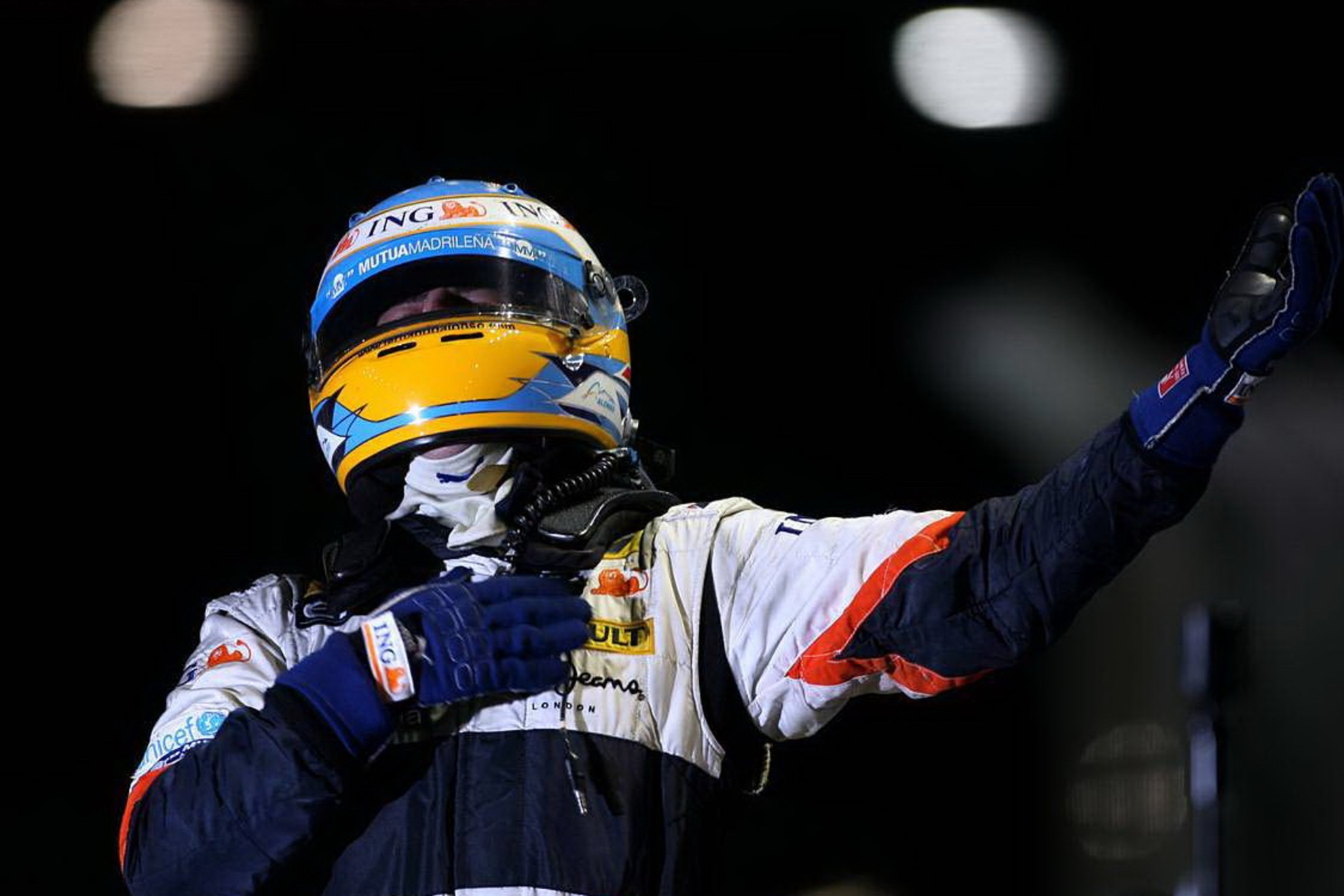 Alonso celebrando la victoria en Singapur 2008 | RV RACING PRESS