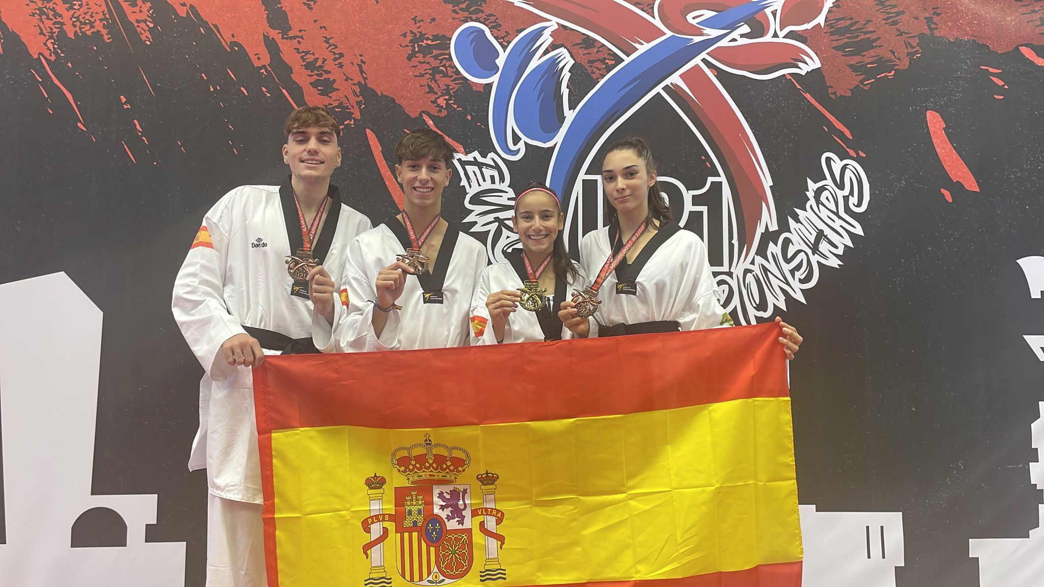Los medallistas de este jueves en Tirana / RFETaekwondo