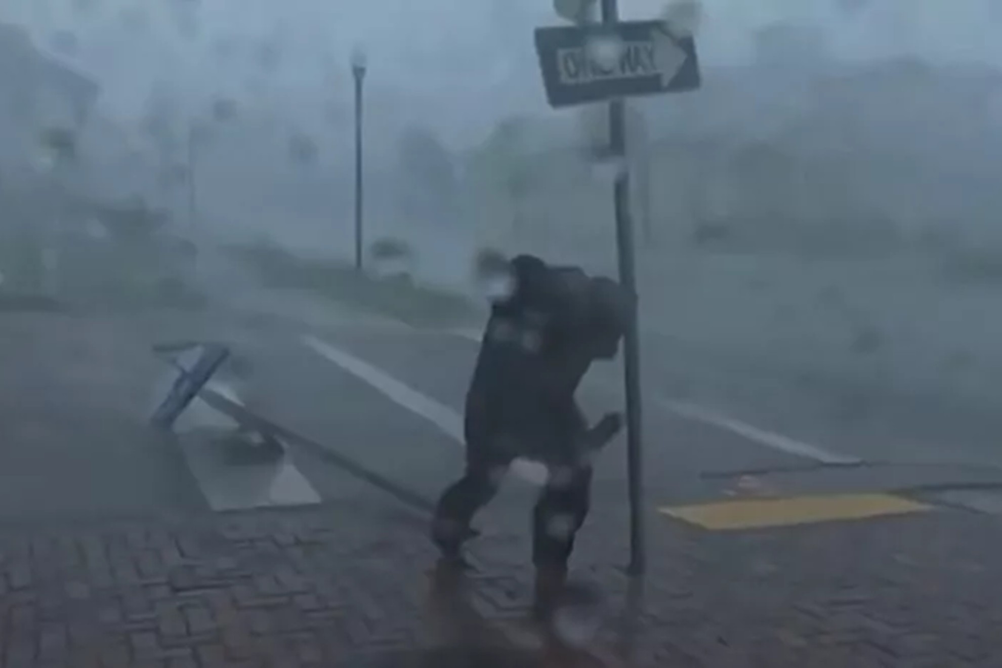 Jim Cantore casi es arrastrado por un árbol después de ser golpeado mientras luchaba contra el viento durante el huracán Ian