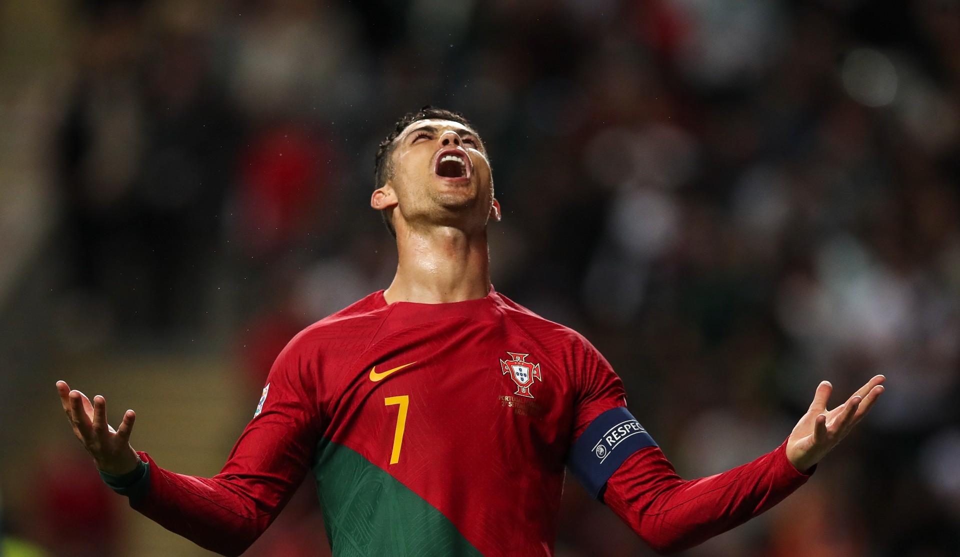 Cristiano Ronaldo se lamenta durante el Portugal-España disputado en Braga.