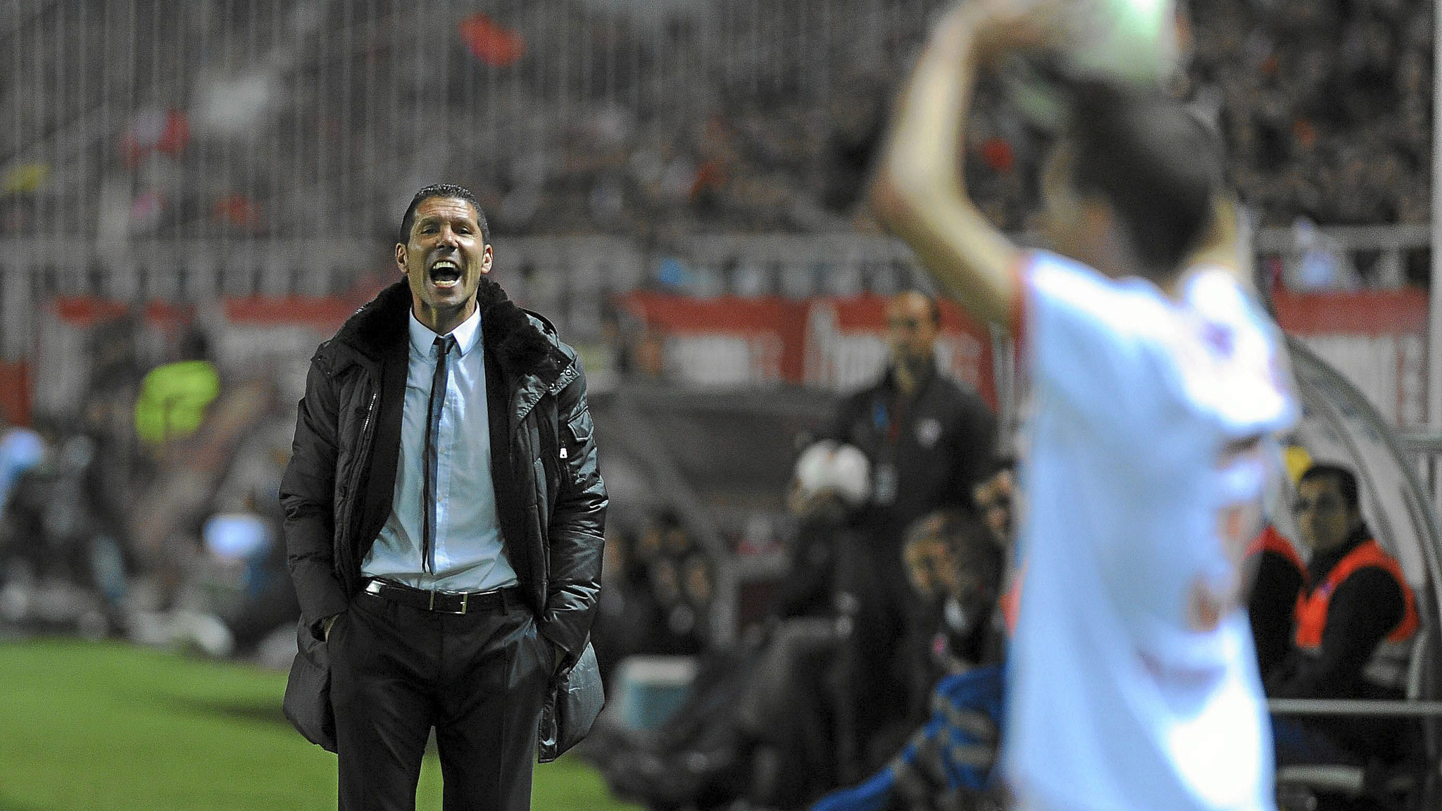 Simeone, en su estreno como entrenador en el Pizjuán, en la 2011-12