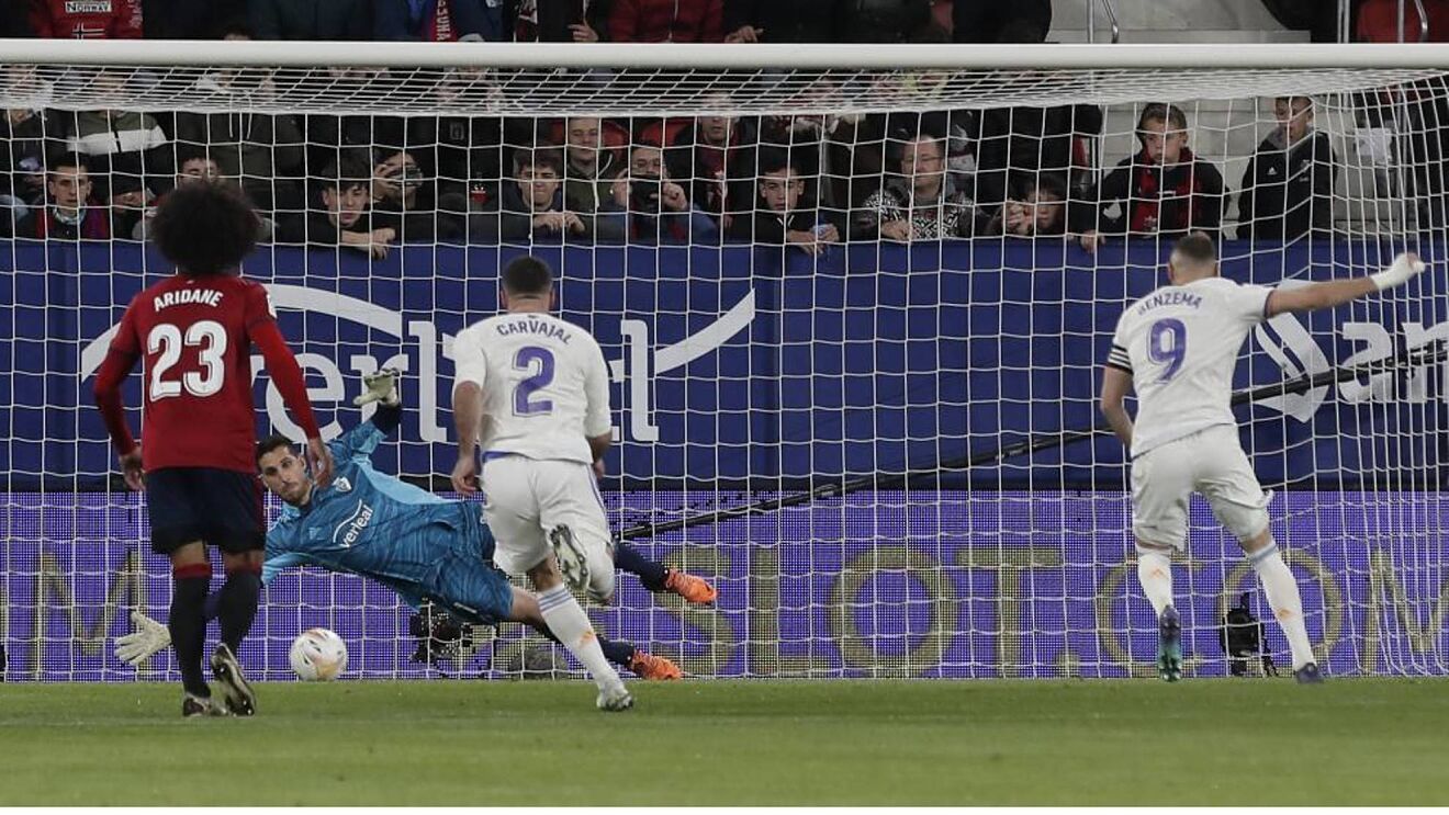 Sergio Herrera detiene uno de los dos penaltis que le lanzó Karim Benzema en el Osasuna 1-3 Real Madrid de la temporada 21/22. EFE