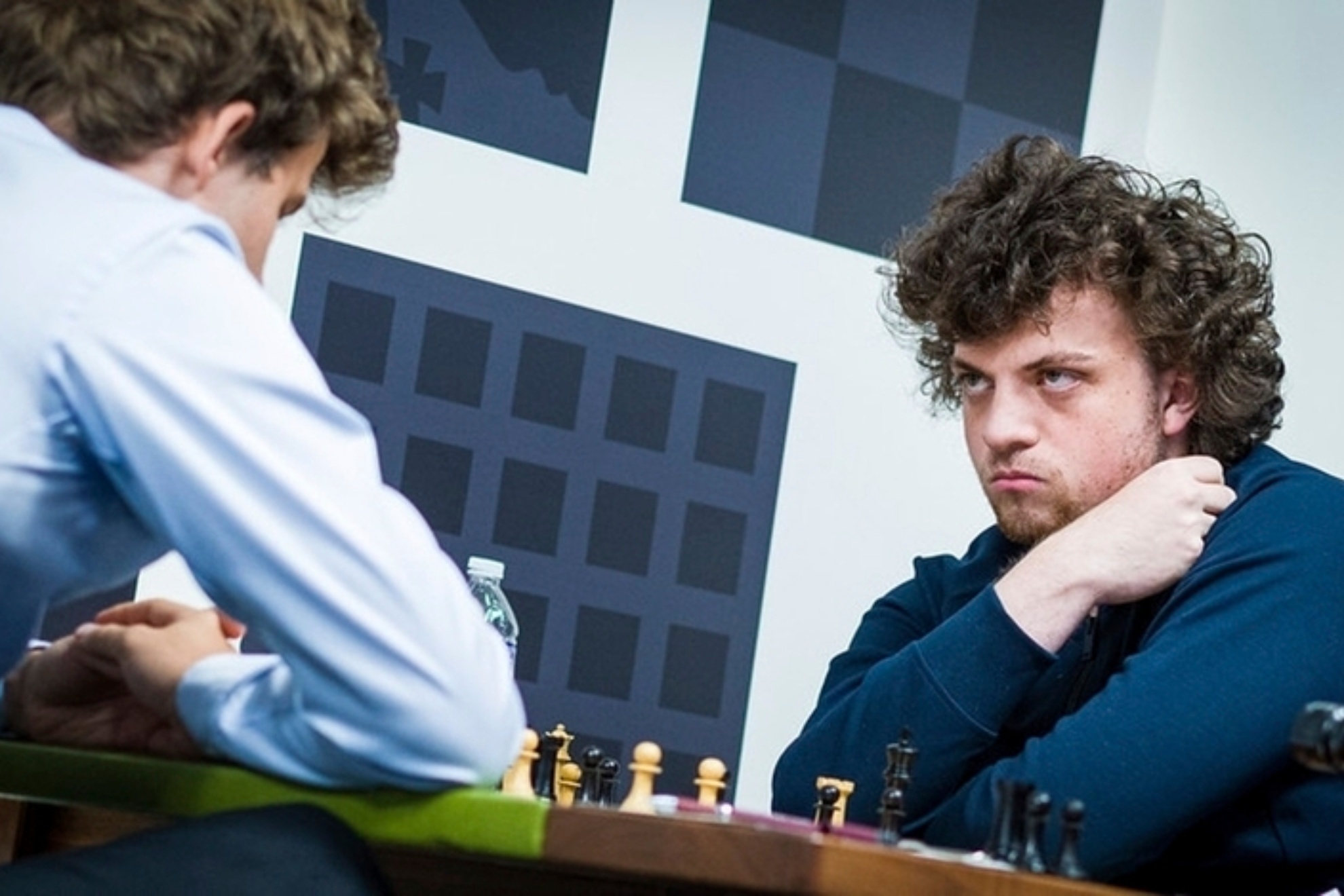 Hans Niemann mira a Magnus Carlsen durante una partida. Foto: Lennart Ootes