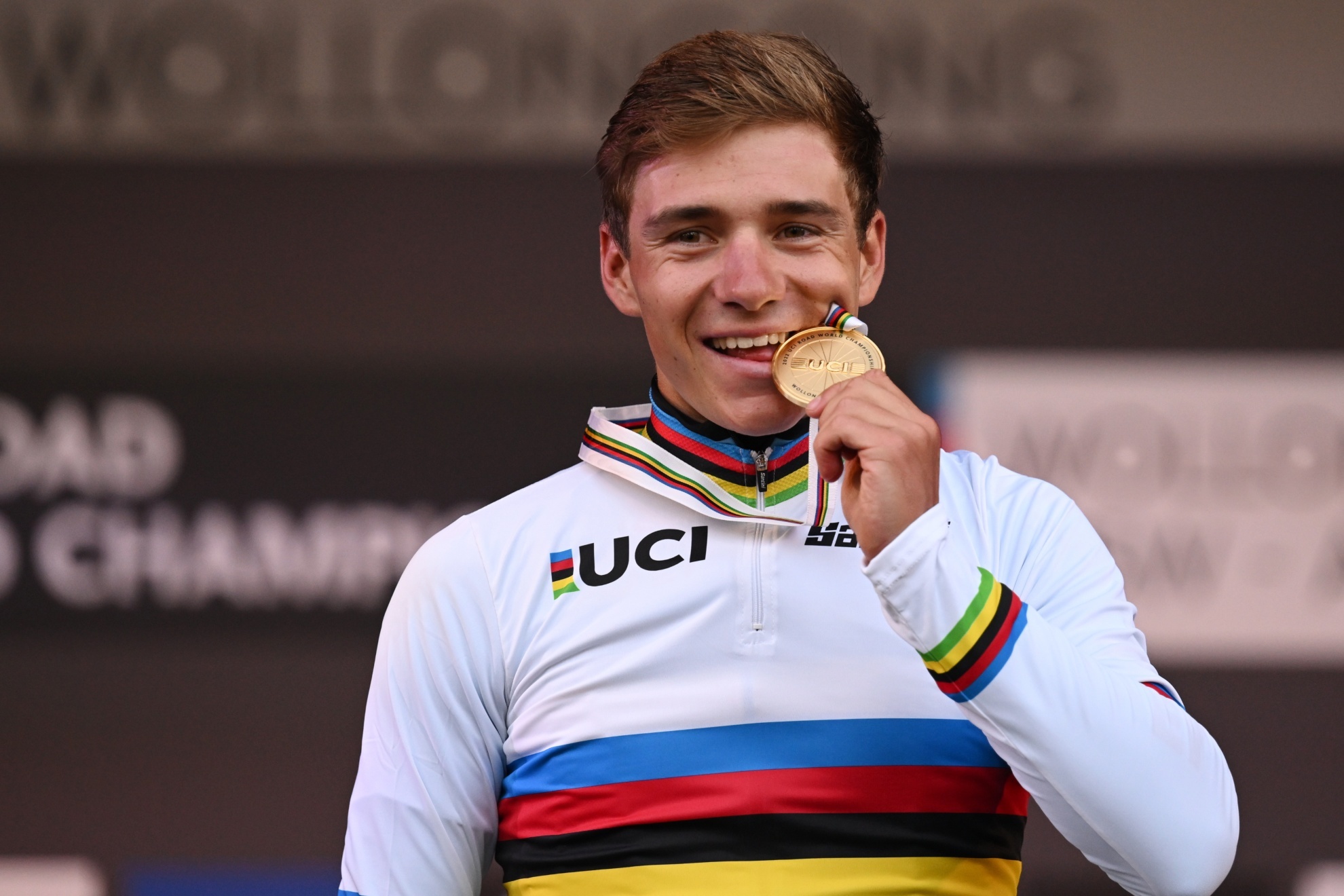 Remco Evenepoel muerde la medalla de oro tras ganar la prueba en ruta del reciente Mundial de ciclismo. Foto: EFE