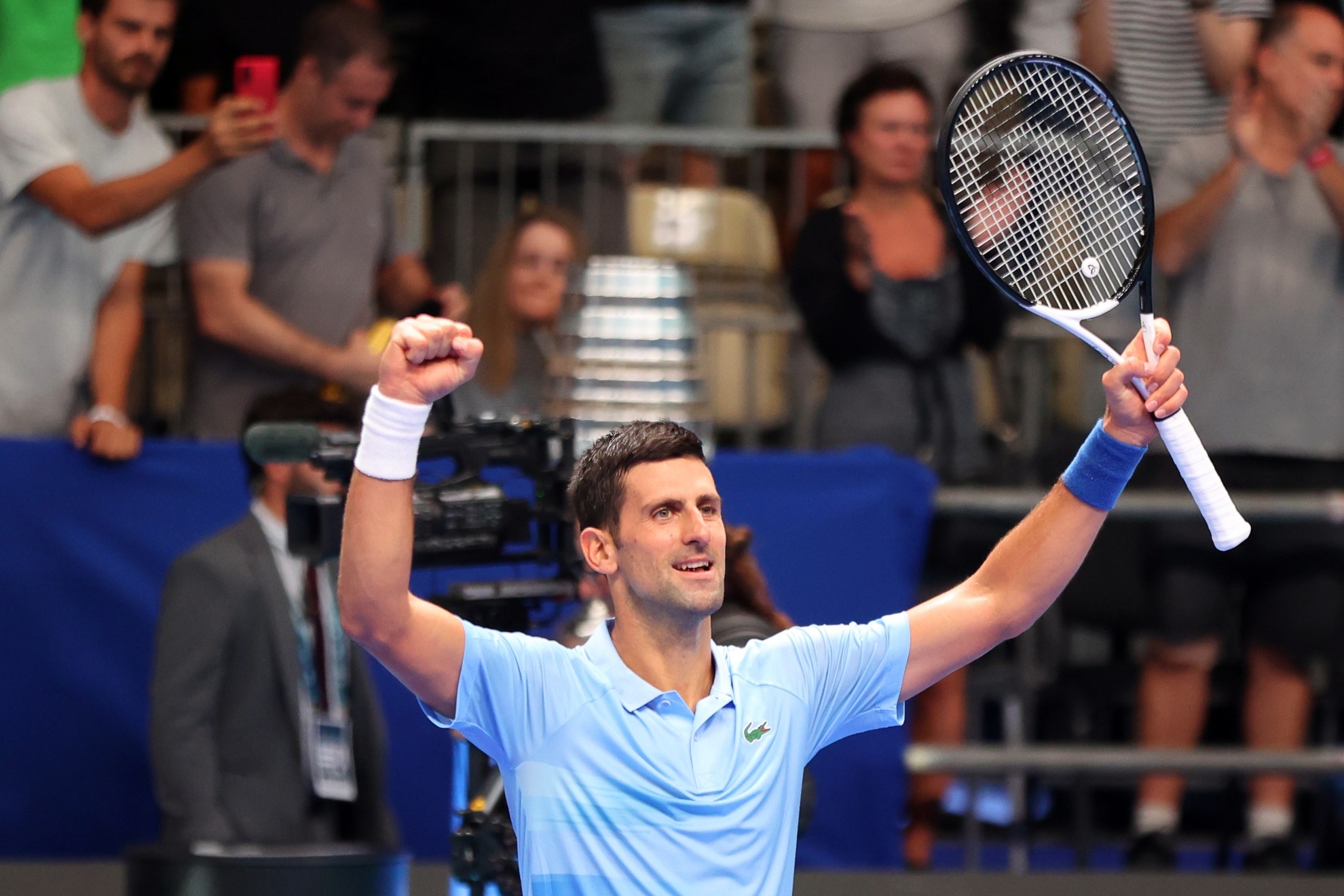Novak Djokovic celebra su victoria frente al canadiense Vasek Pospisil. Foto: EFE