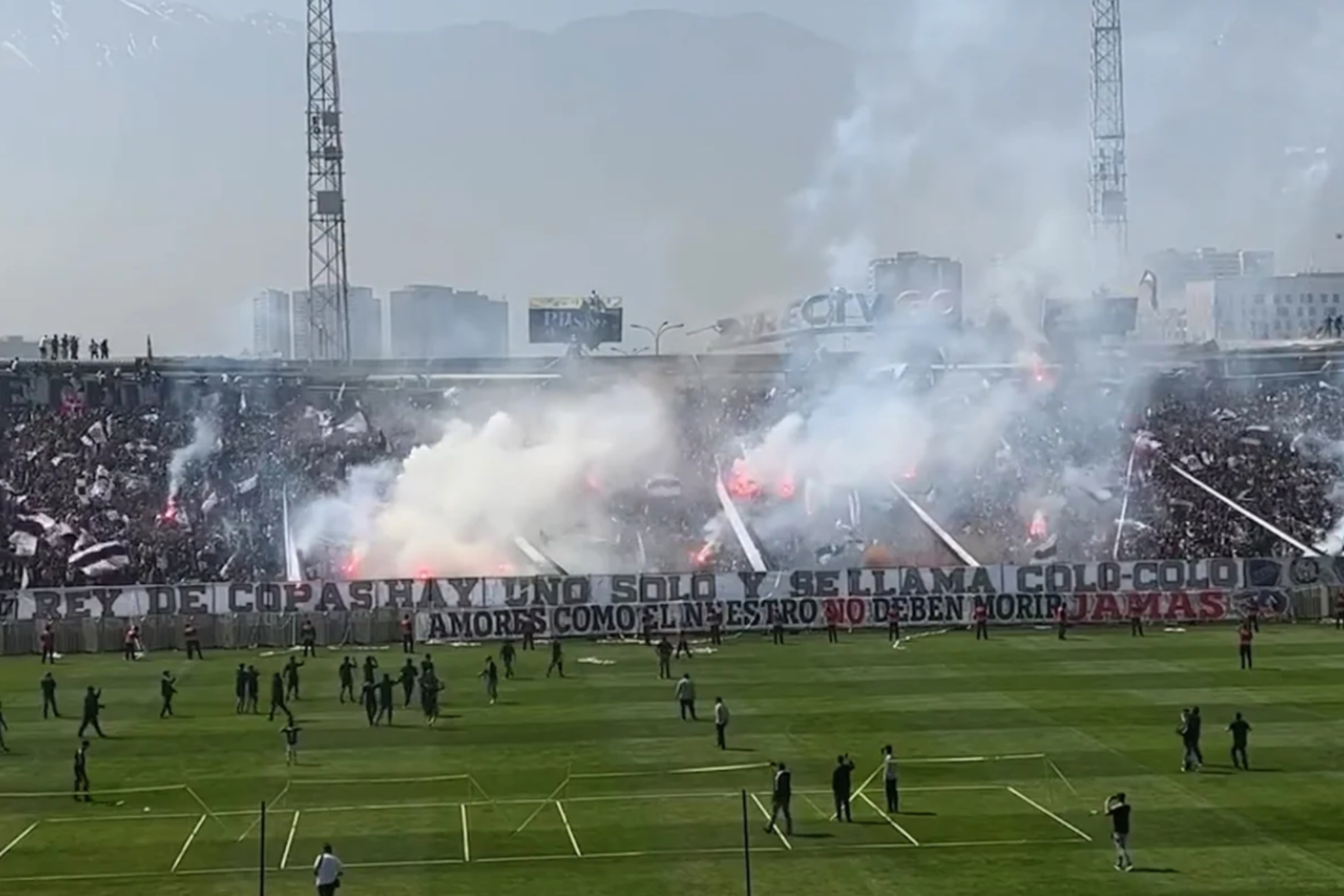 Aficionados de Colo Colo colapsan el techo de una tribuna del Estadio Monumental