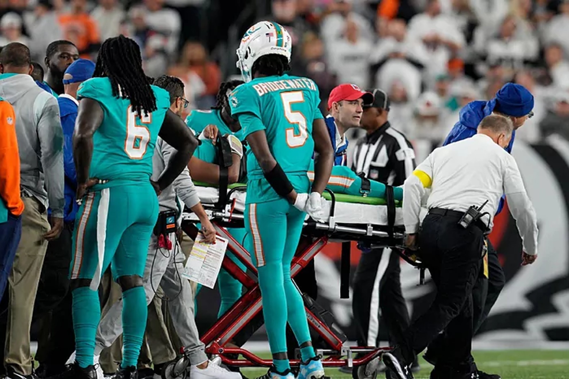 El director médico de la NFL dice que la liga "aprenderá" de la aterradora lesión de Tua Tagovailoa