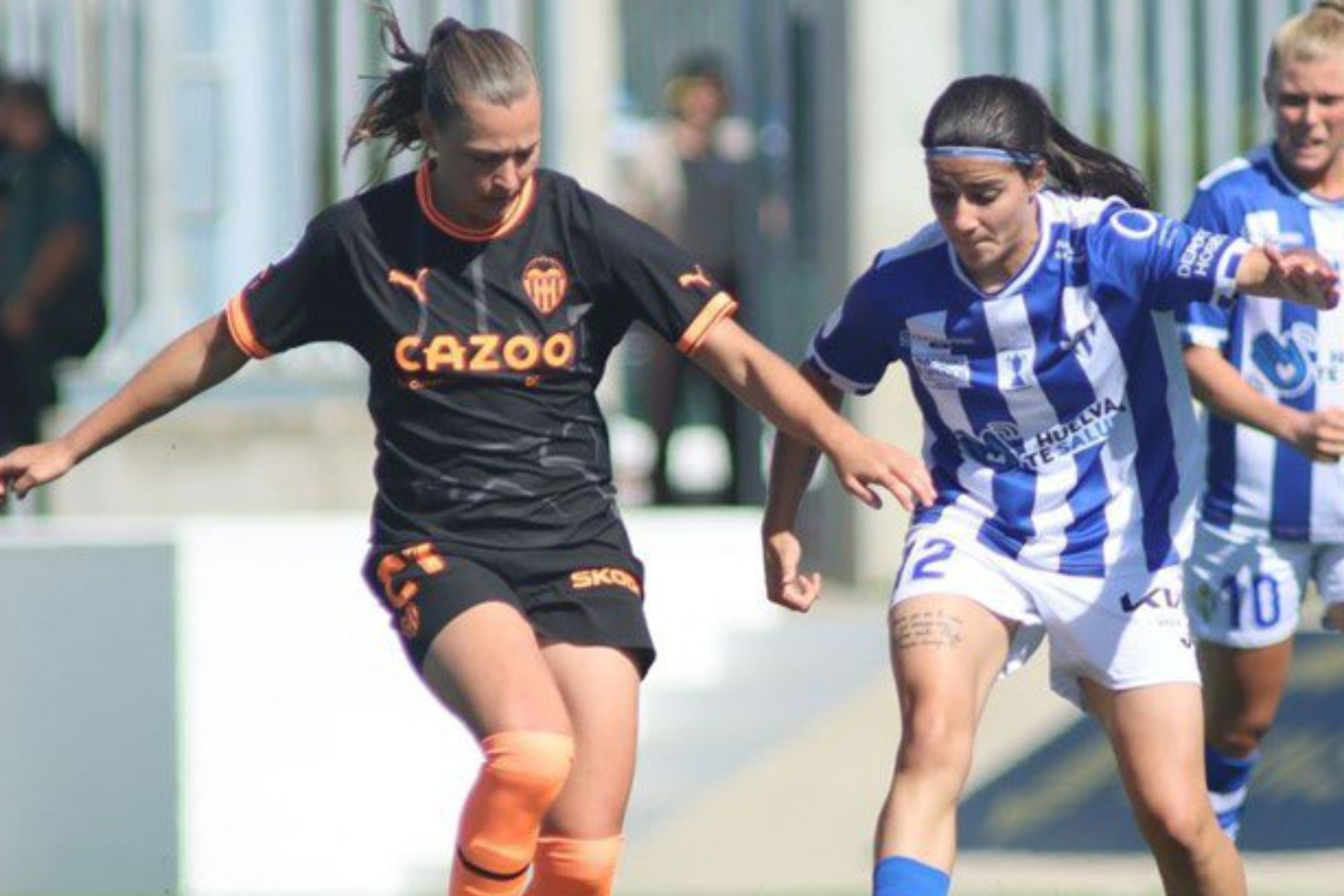 Anna Torrodá y Bárbara López en un lance del juego / Valencia CF