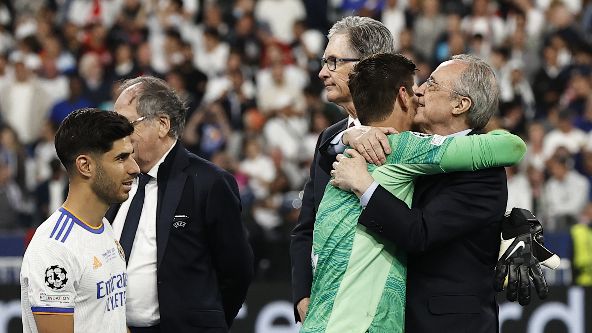 Florentino, durante la entrega de medallas tras ganar el Real Madrid la Liga de Campeones.