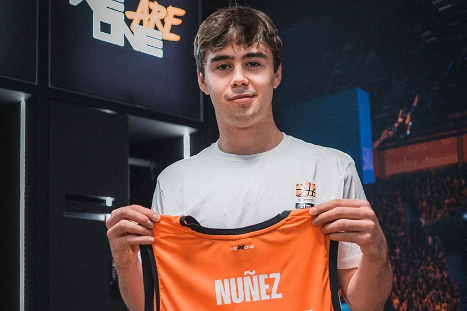 Juan Núñez posa con la camiseta de su nuevo equipo / TWITTER RATIOPHARM ULM
