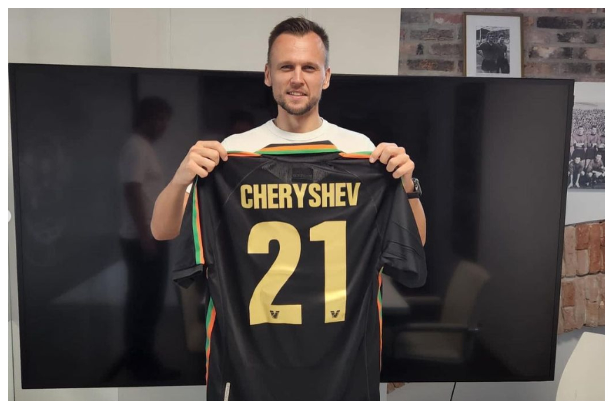 Denis Cheryshev posa con la camiseta del Venezia. Twitter