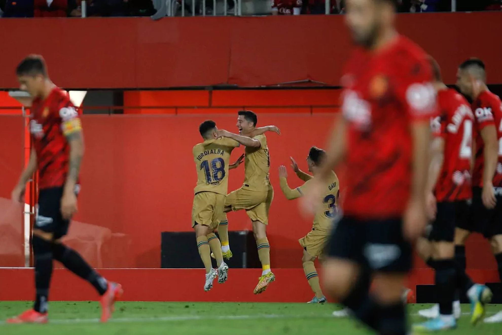 Barcelona celebrate Lewandowskis goal against Real Mallorca