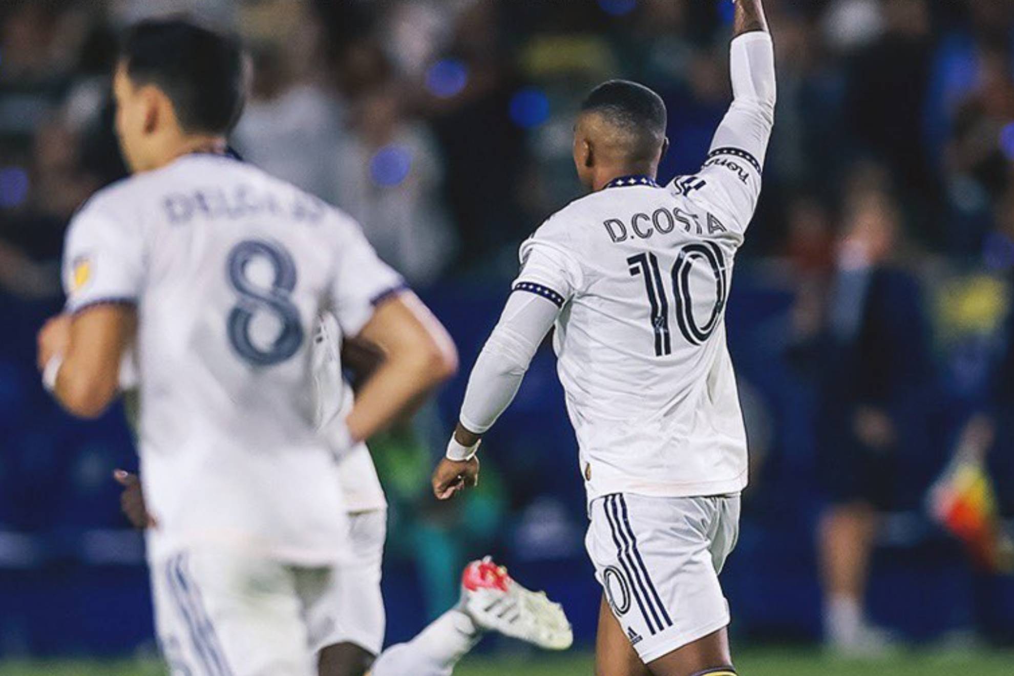 Douglas Costa celebra el gol del empate para el LA Galaxy | @LAGalaxy
