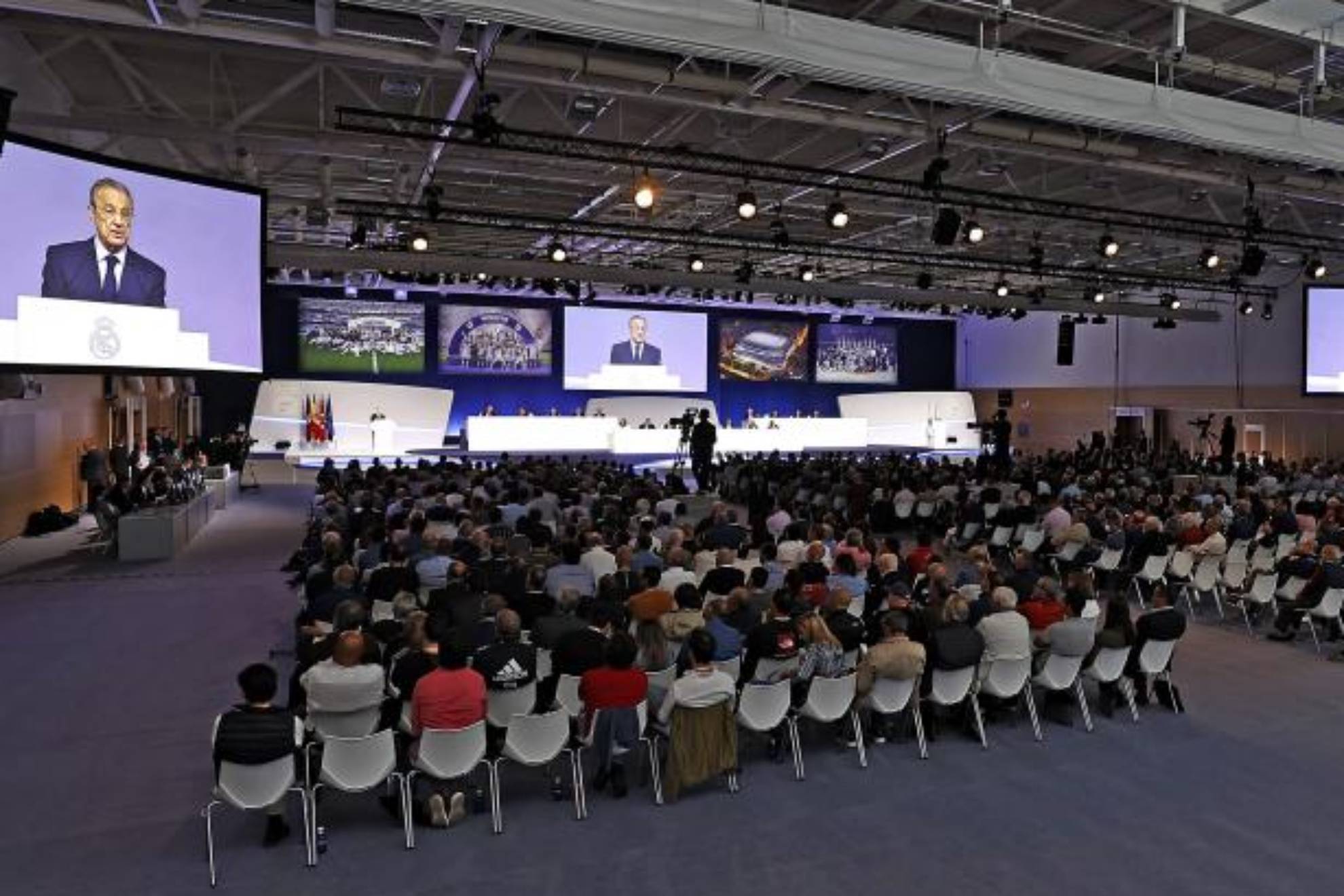 Los socios compromisarios del Real Madrid, durante el discurso de Florentino Pérez. ÁNGEL RIVERO