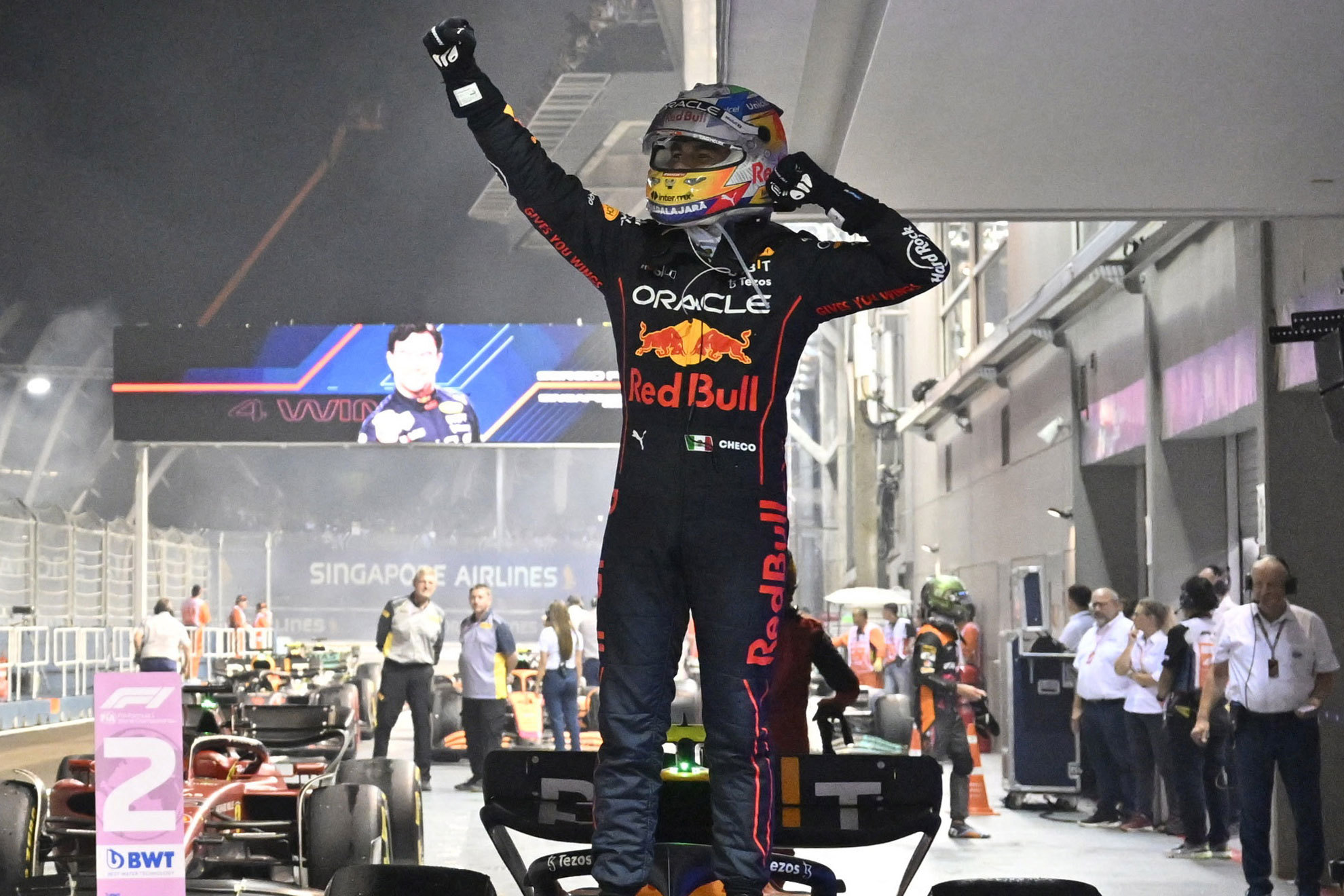 Checo domina las calles en la F1. | Reuters