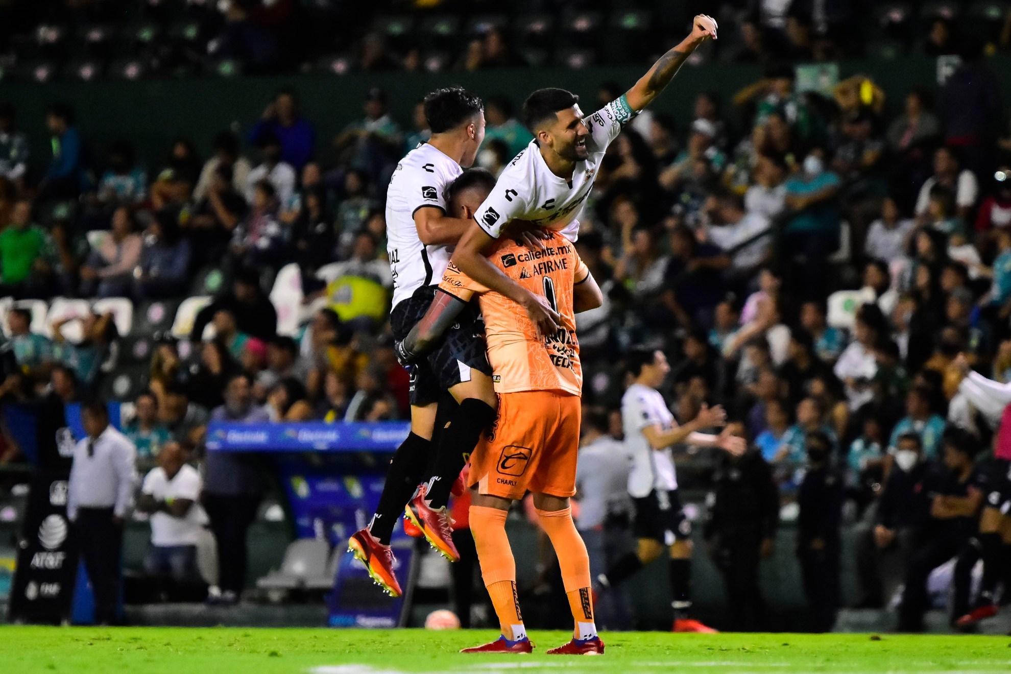 Xolos celebraba con todo el gol que los ponía al frente | IMAGO 7