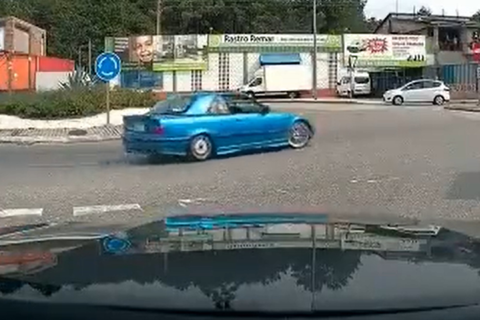 El conductor del BMW Serie 3, derrapando en la rotonda. Foto: SocialDrive
