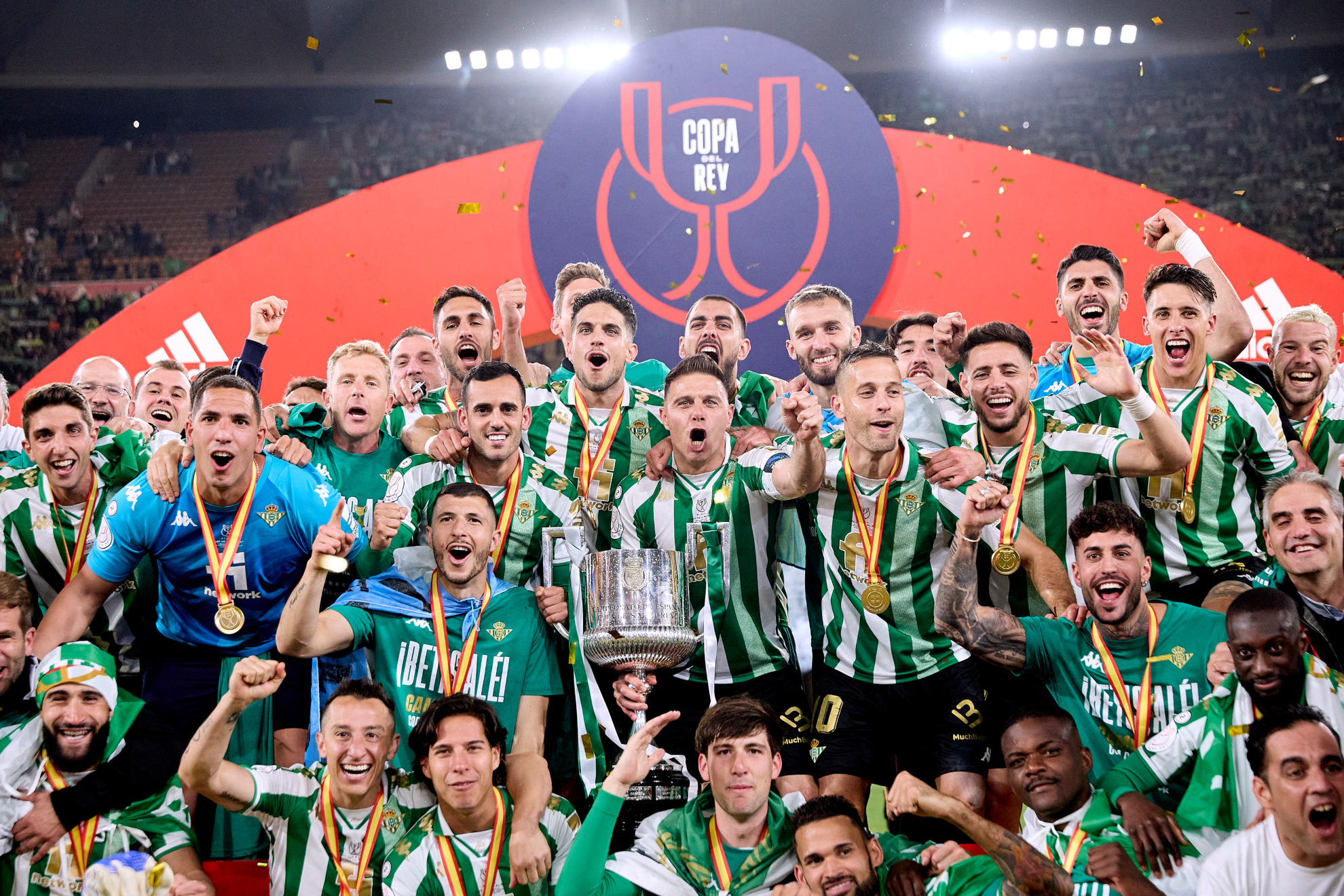 La plantilla del Betis celebrando el título de Copa del Rey. / RFEF