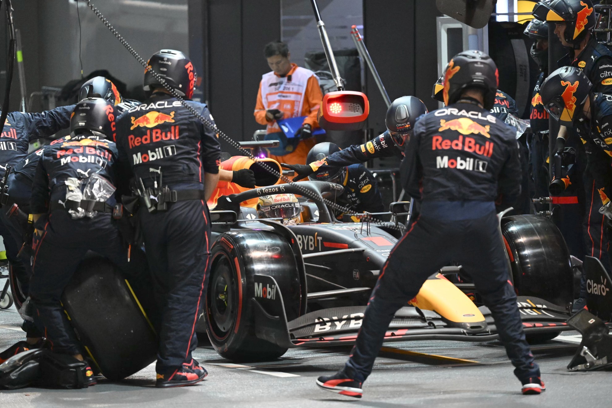Max Verstappen en boxes durante el GP de Singapur | Mohd Rasfan AP